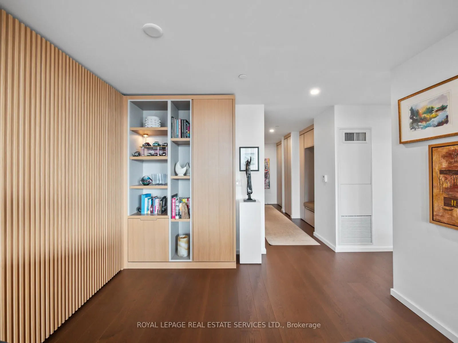 21 Lawren Harris Square, #904