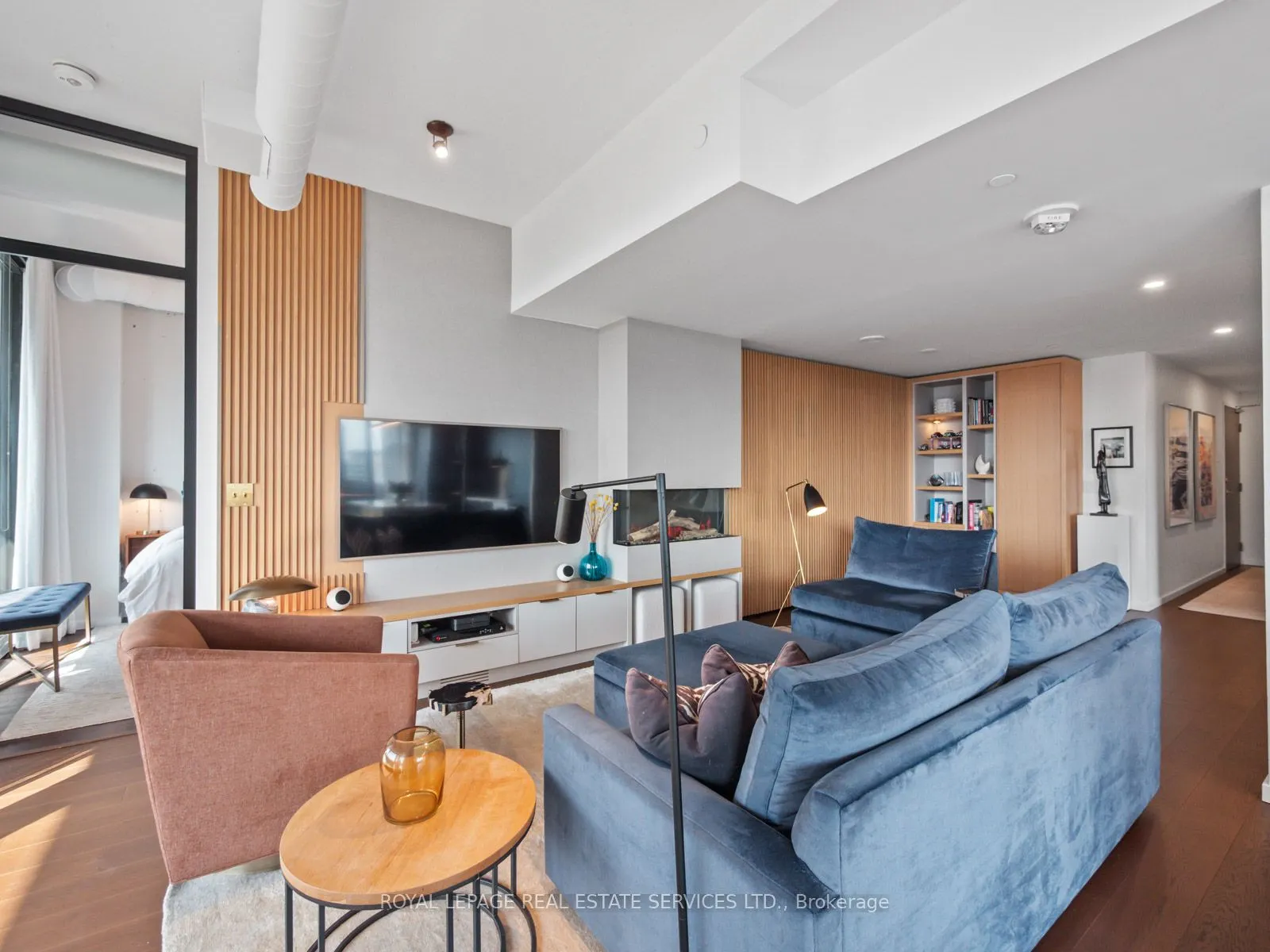 21 Lawren Harris Square, #904