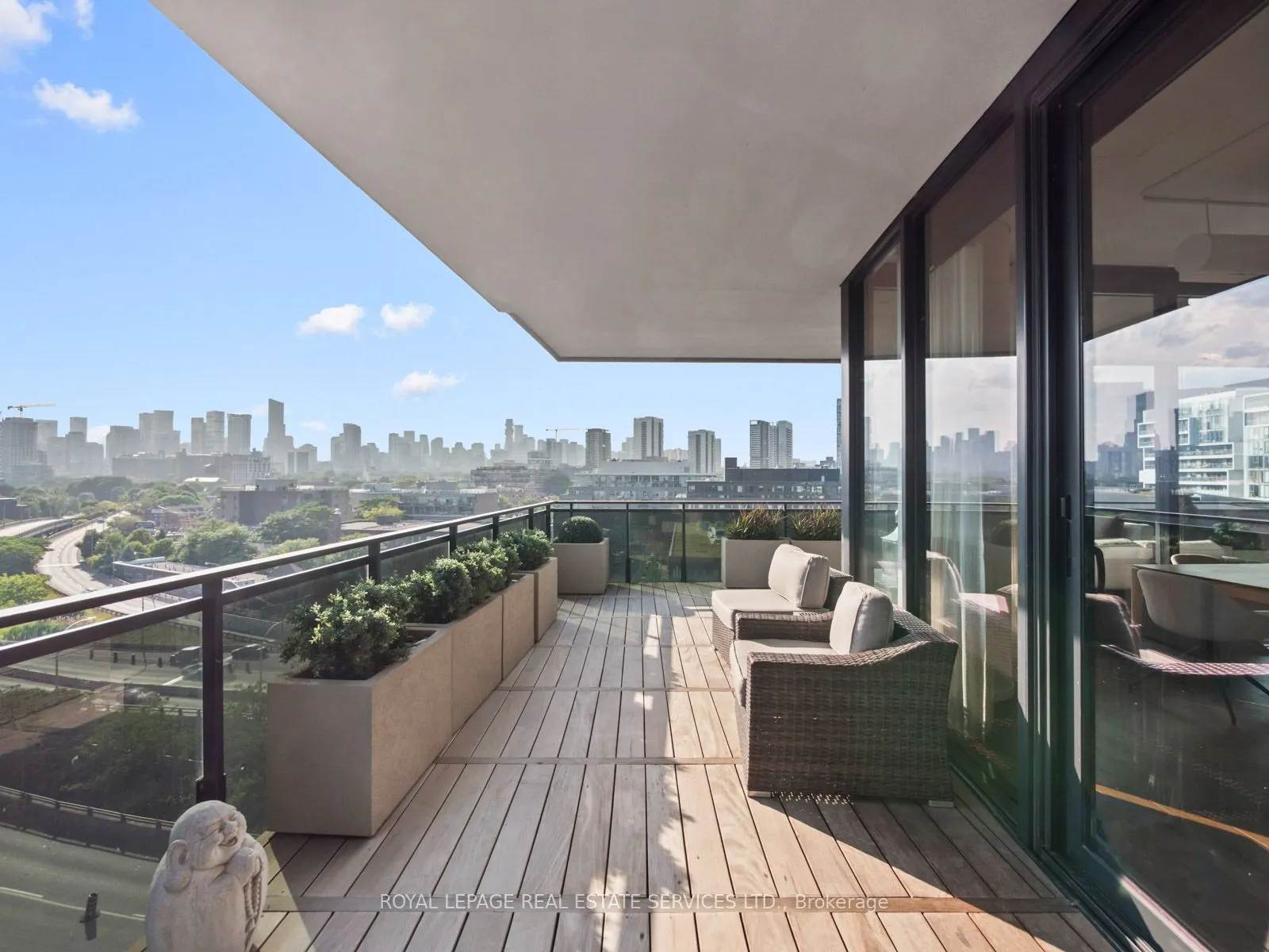 21 Lawren Harris Square, #904