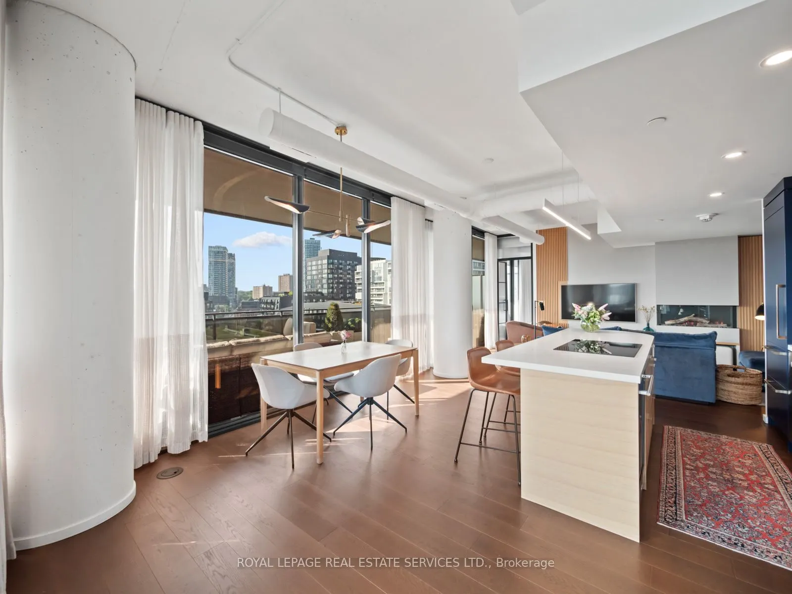 21 Lawren Harris Square, #904