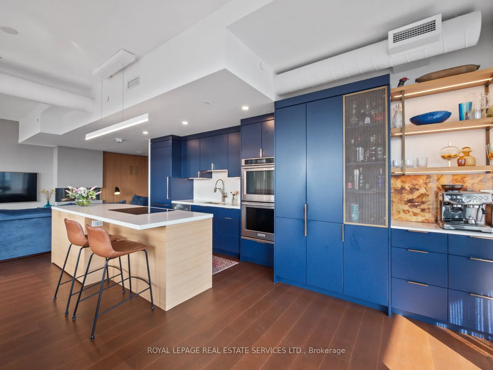 21 Lawren Harris Square, #904