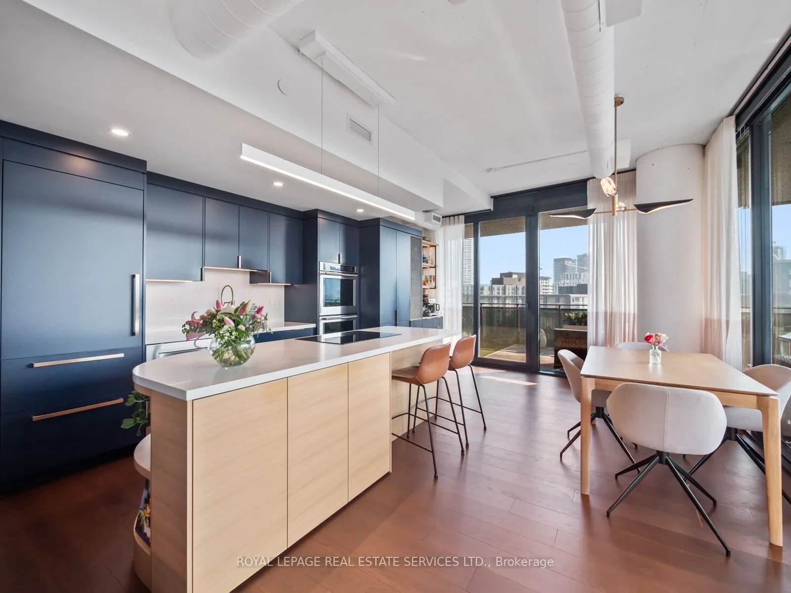21 Lawren Harris Square, #904