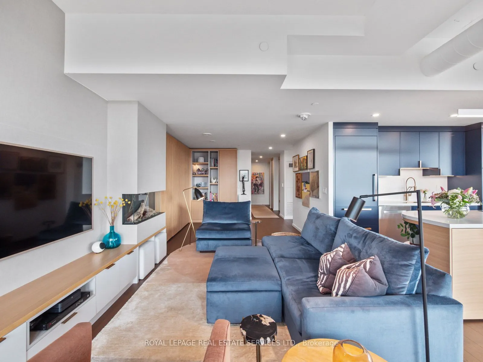 21 Lawren Harris Square, #904