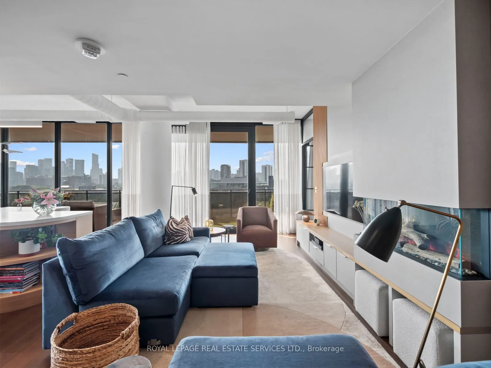 21 Lawren Harris Square, #904