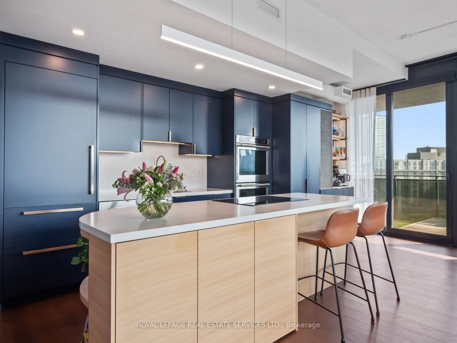 21 Lawren Harris Square, #904