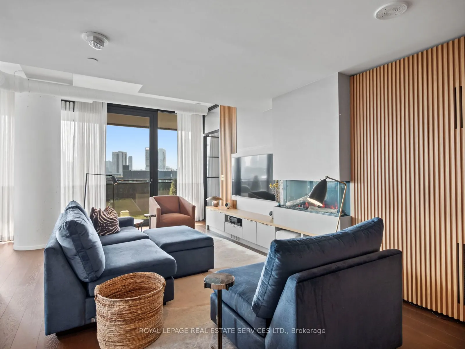 21 Lawren Harris Square, #904