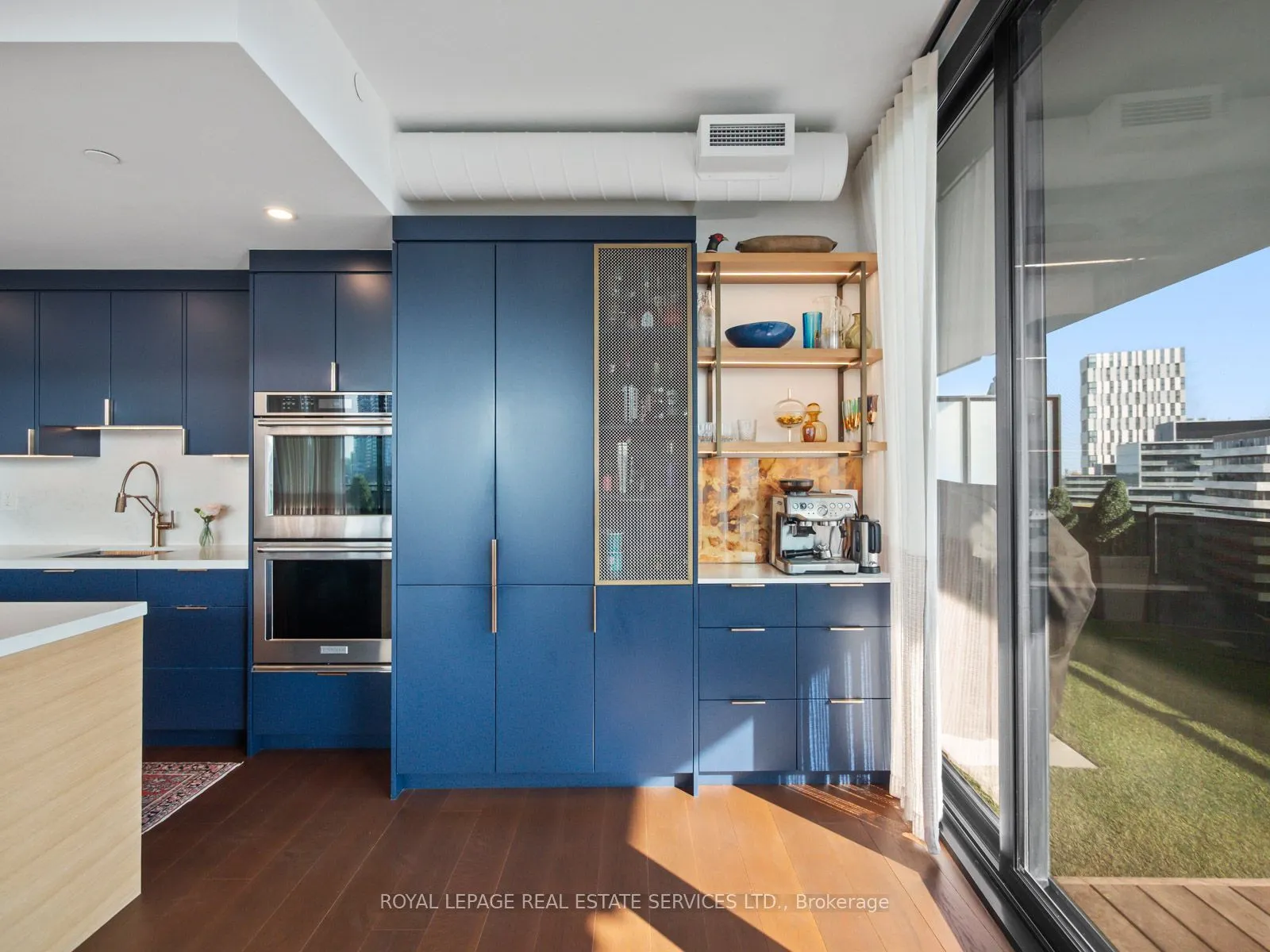 21 Lawren Harris Square, #904