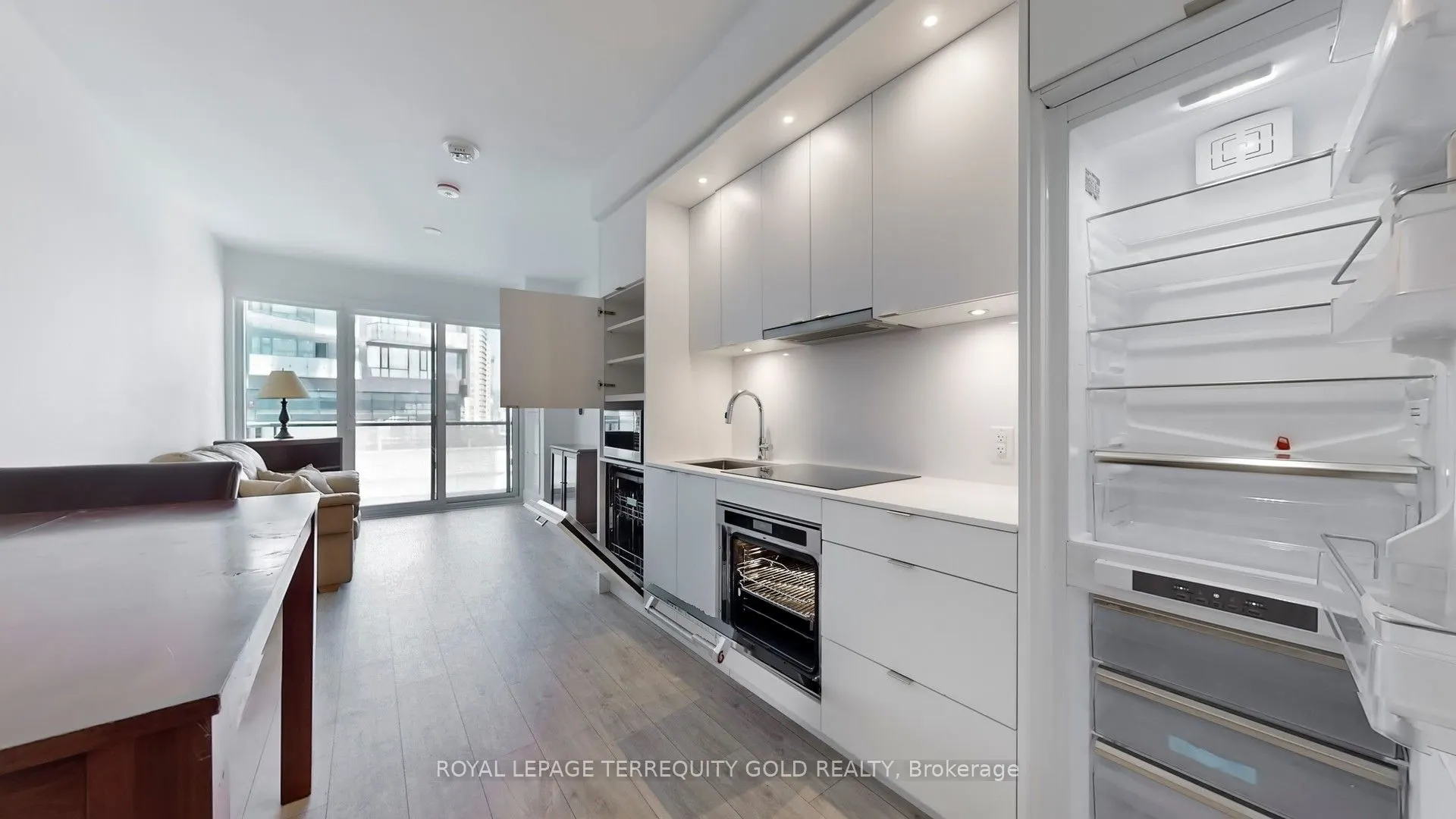 480 Front Street W, #813