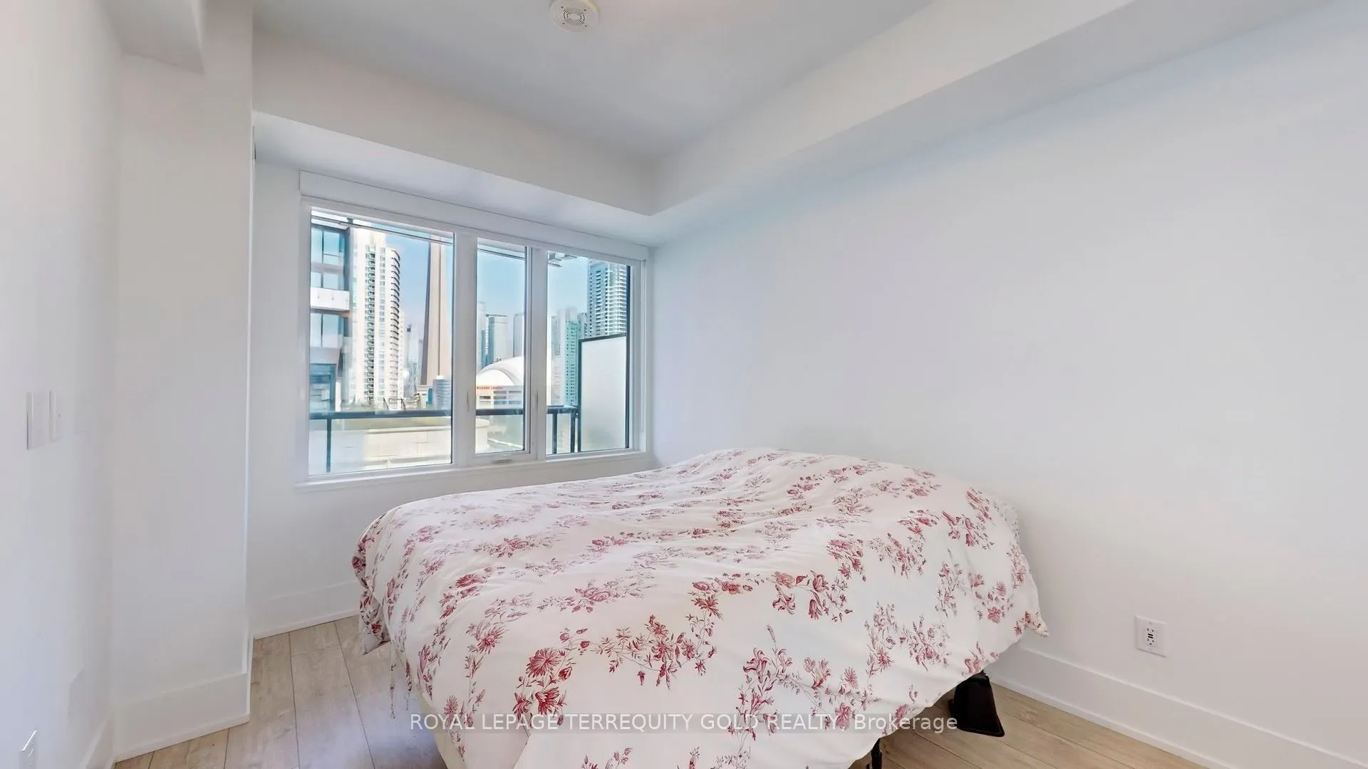480 Front Street W, #813