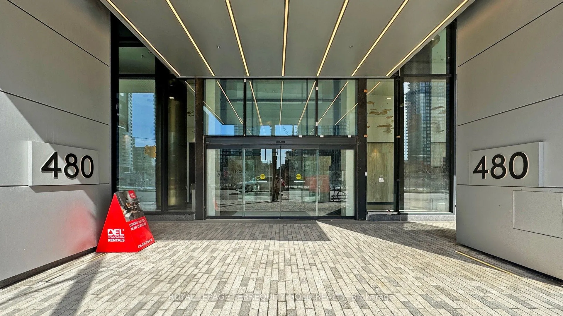 480 Front Street W, #813