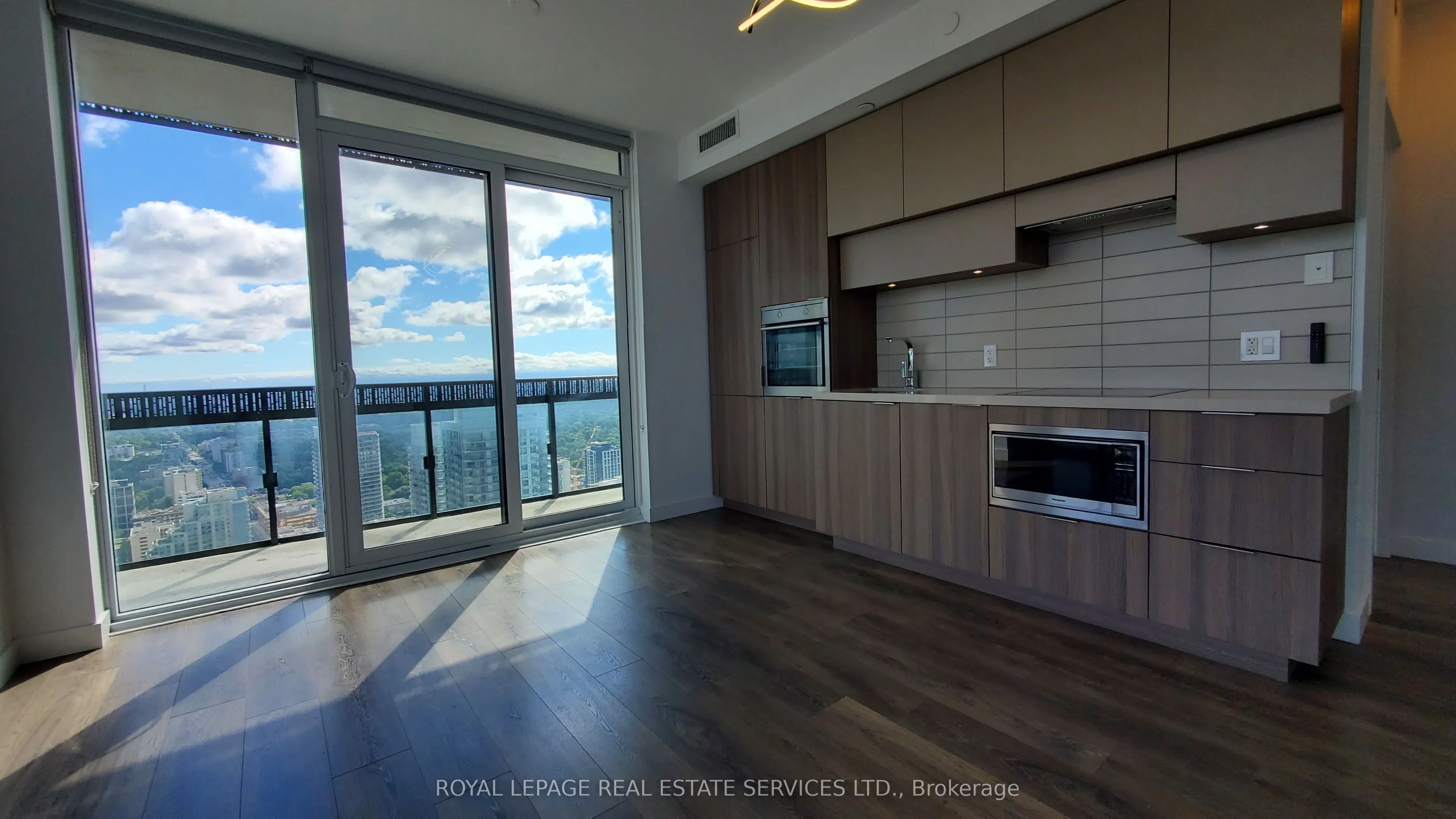 8 Eglinton Avenue E, #4008