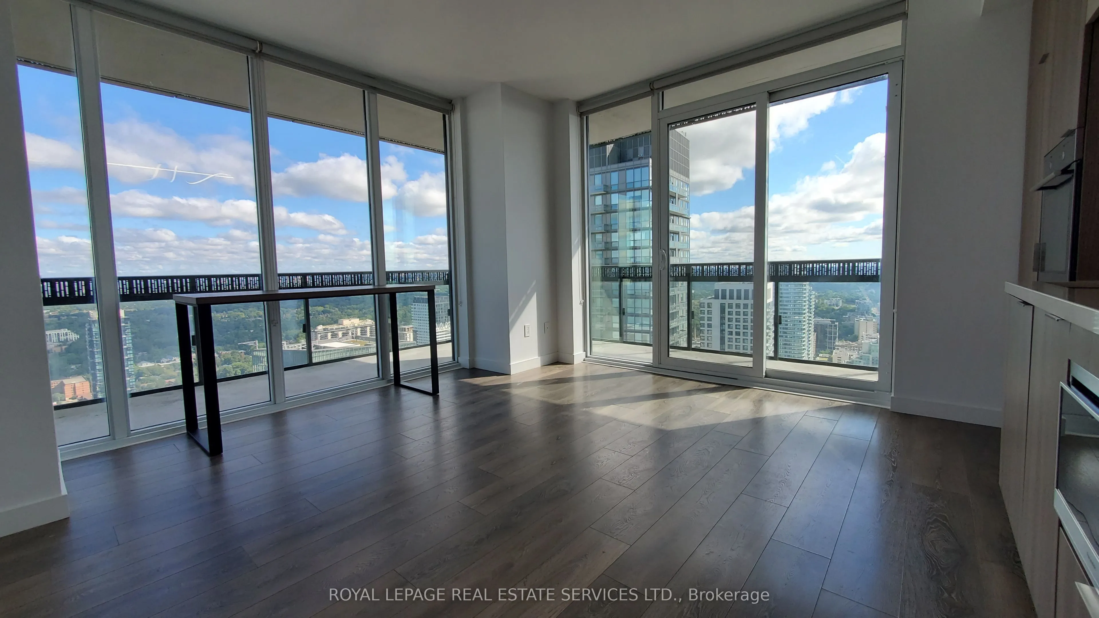 8 Eglinton Avenue E, #4008