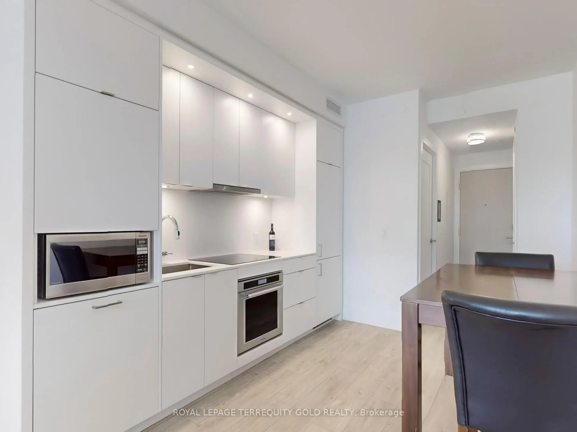 480 Front Street W, #813