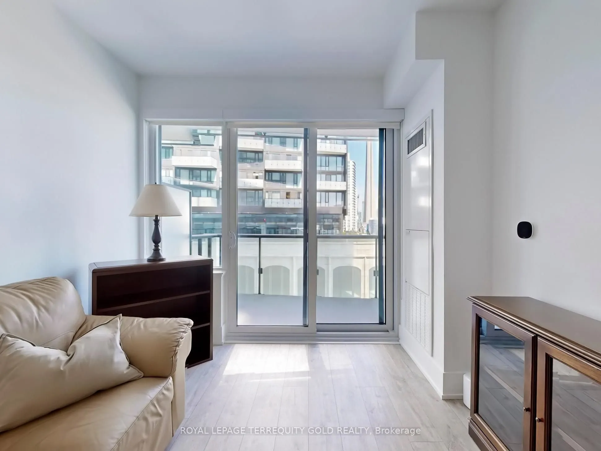 480 Front Street W, #813