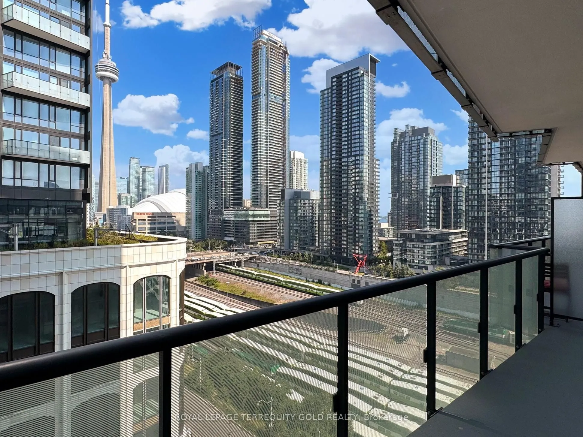 480 Front Street W, #813