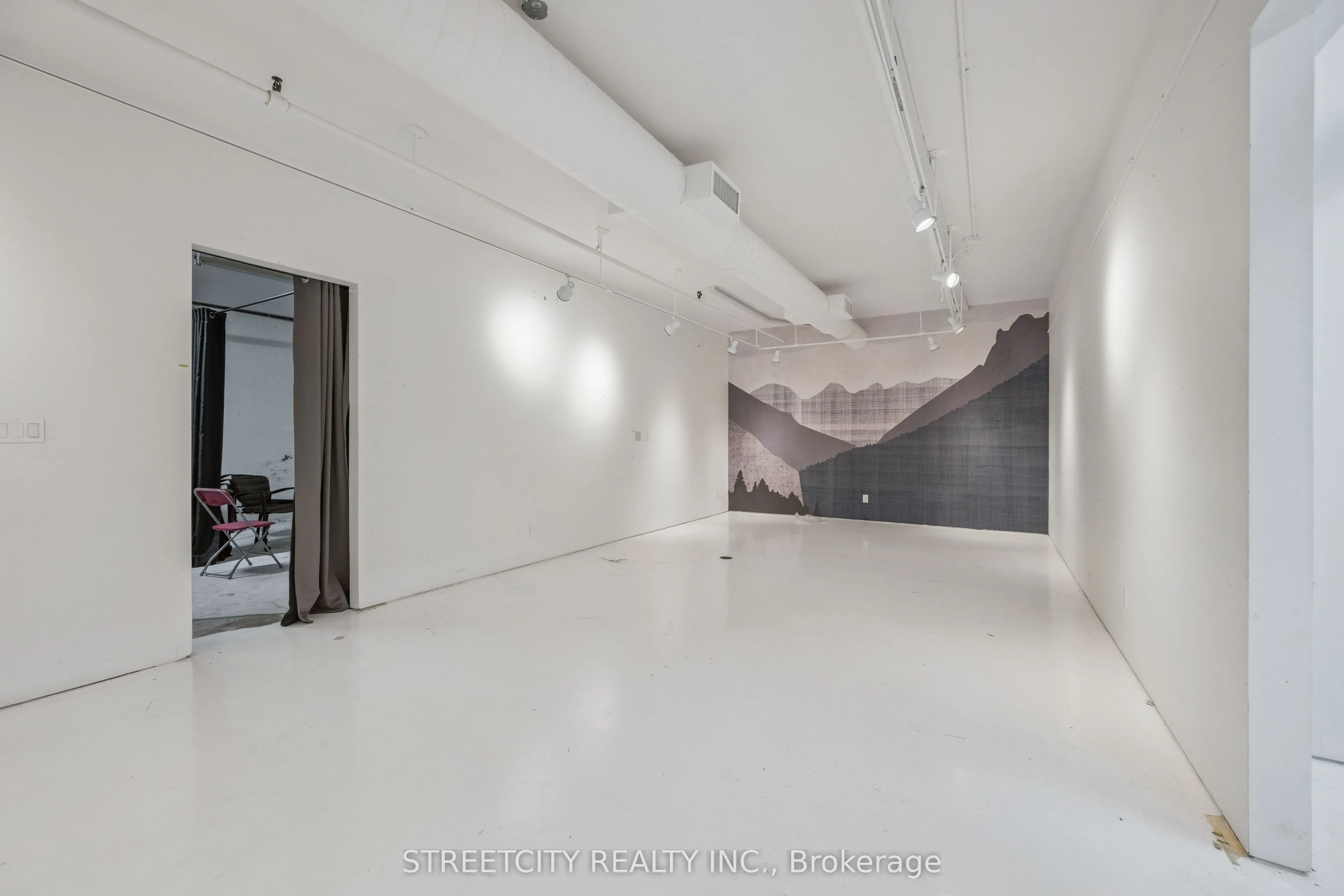 837 Dundas Street W