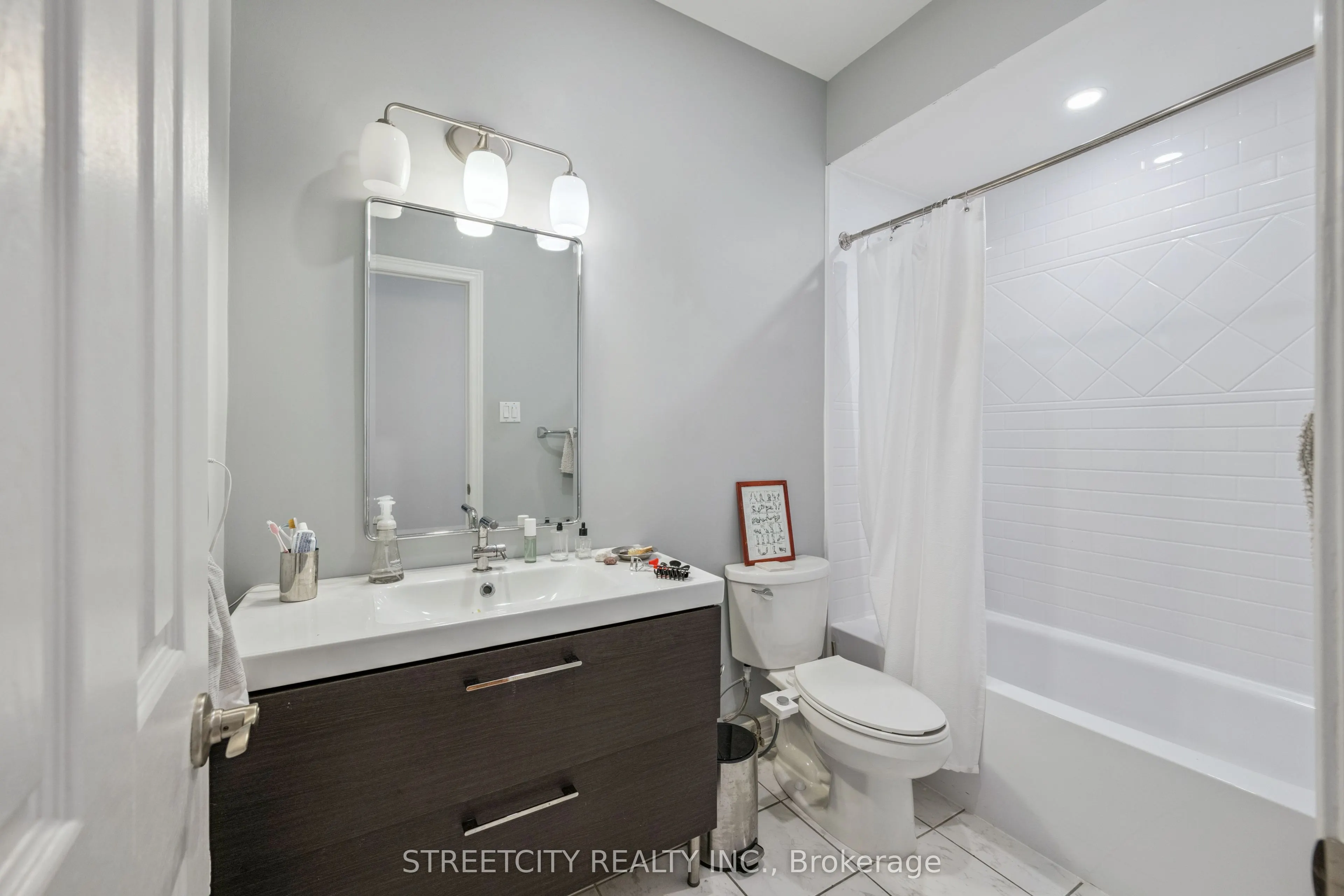 837 Dundas Street W