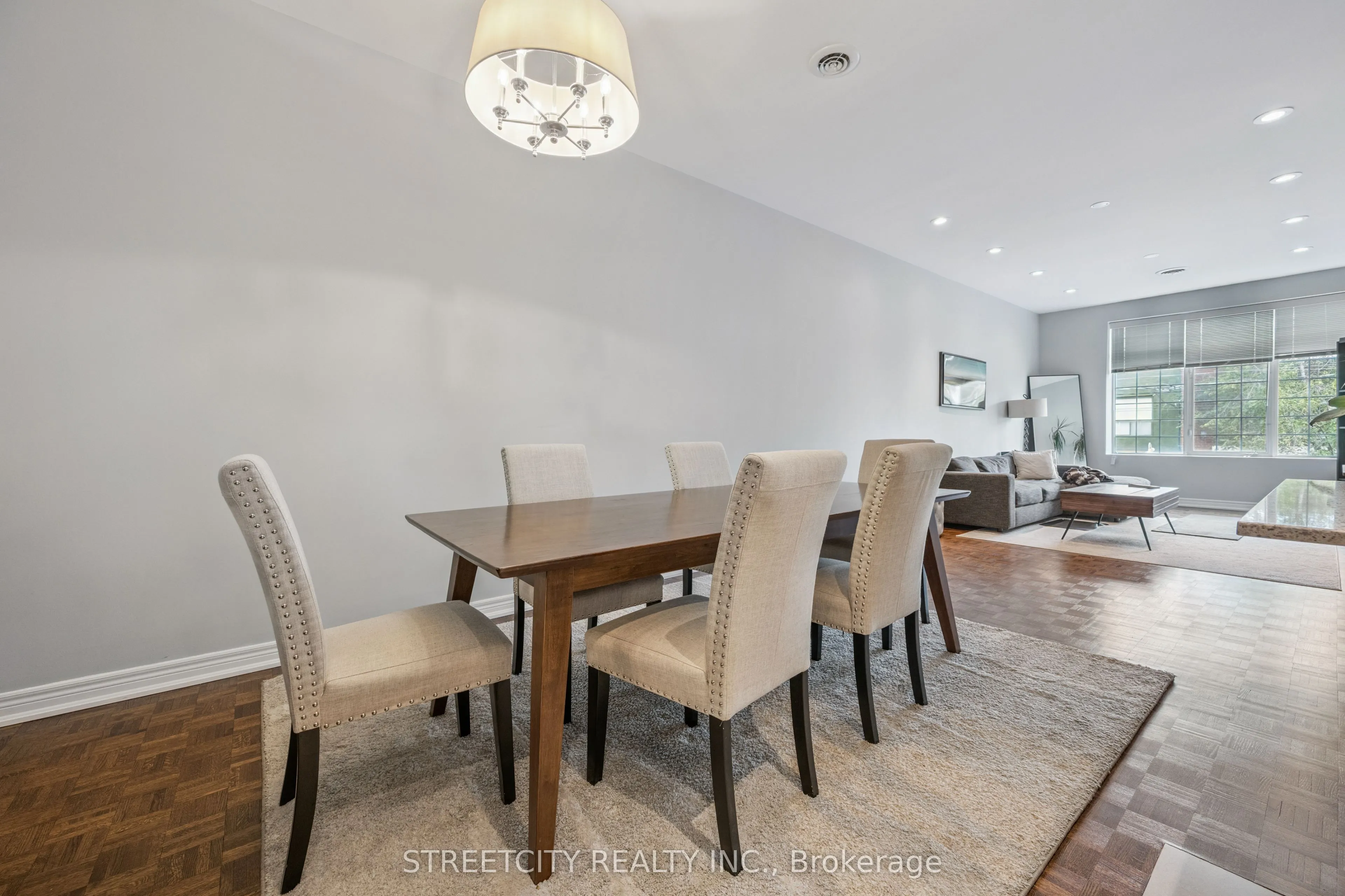 837 Dundas Street W