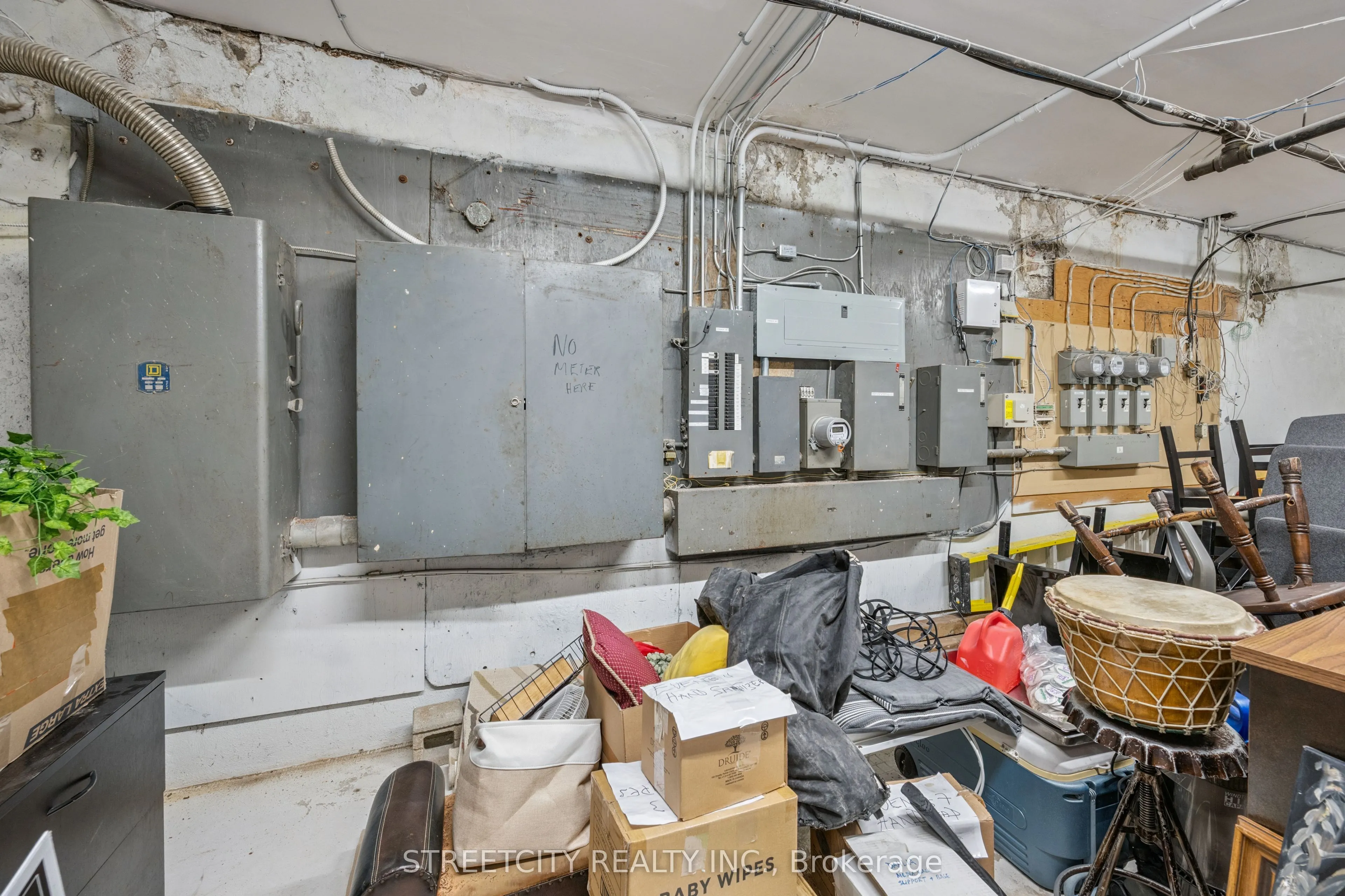 837 Dundas Street W