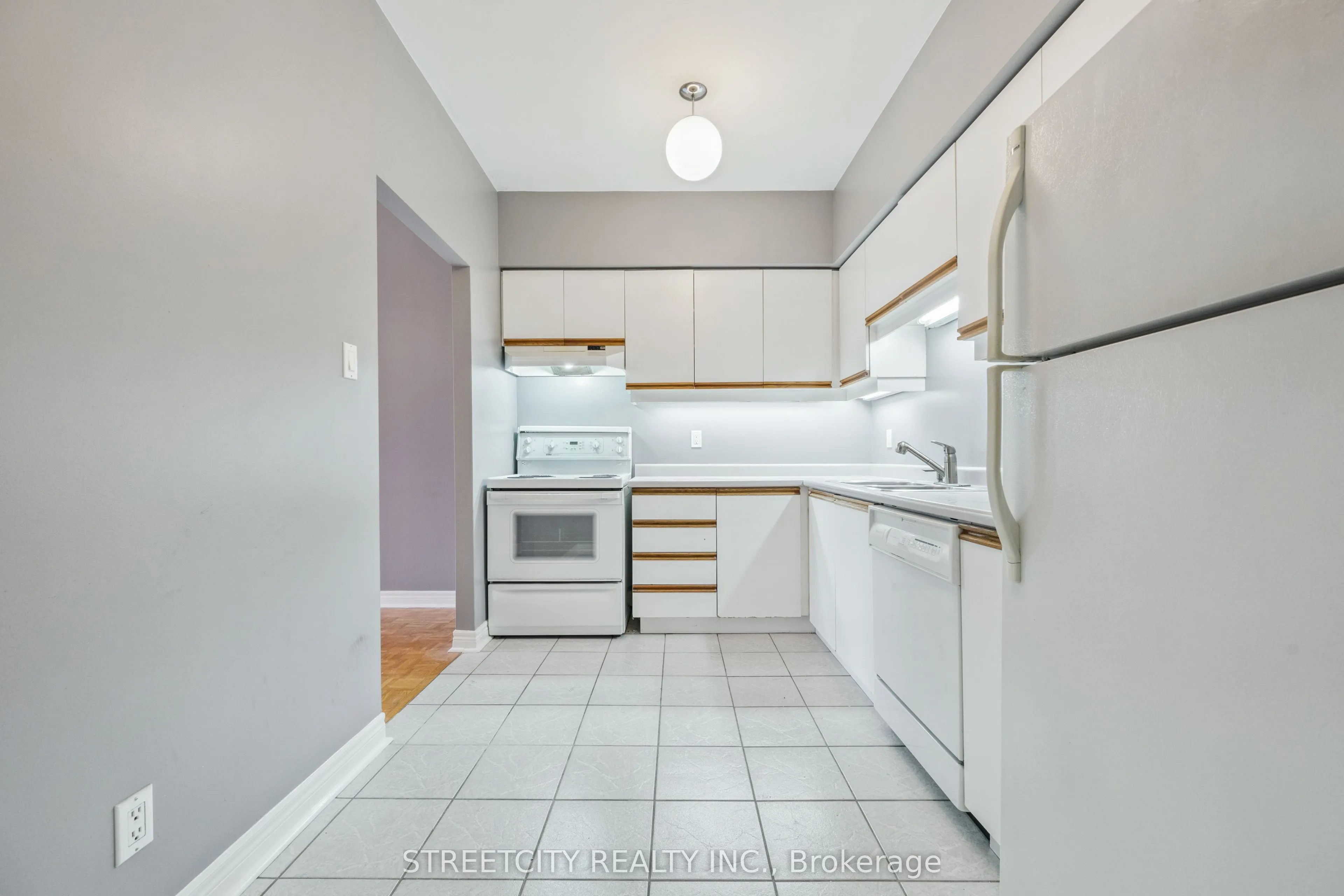837 Dundas Street W