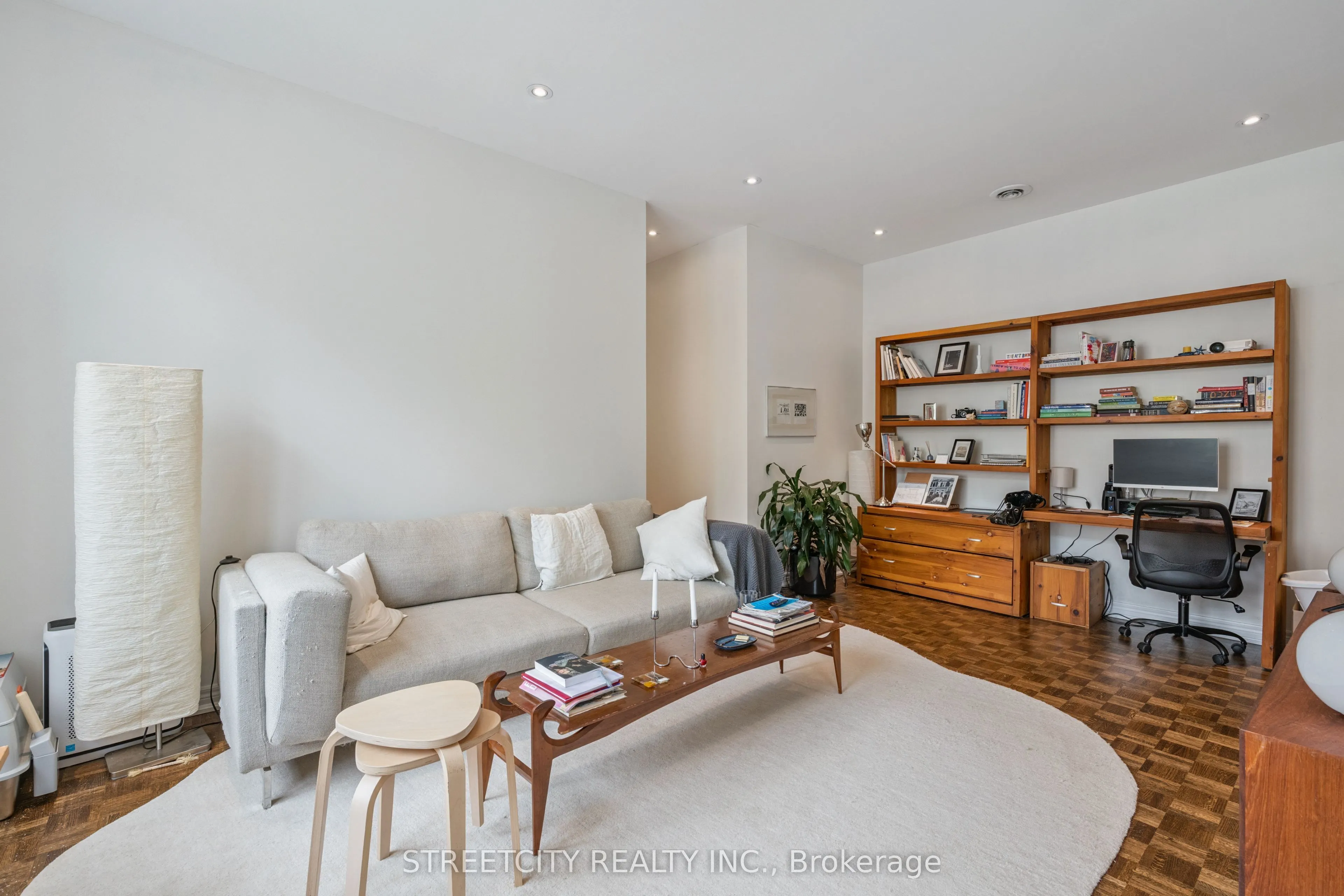 837 Dundas Street W