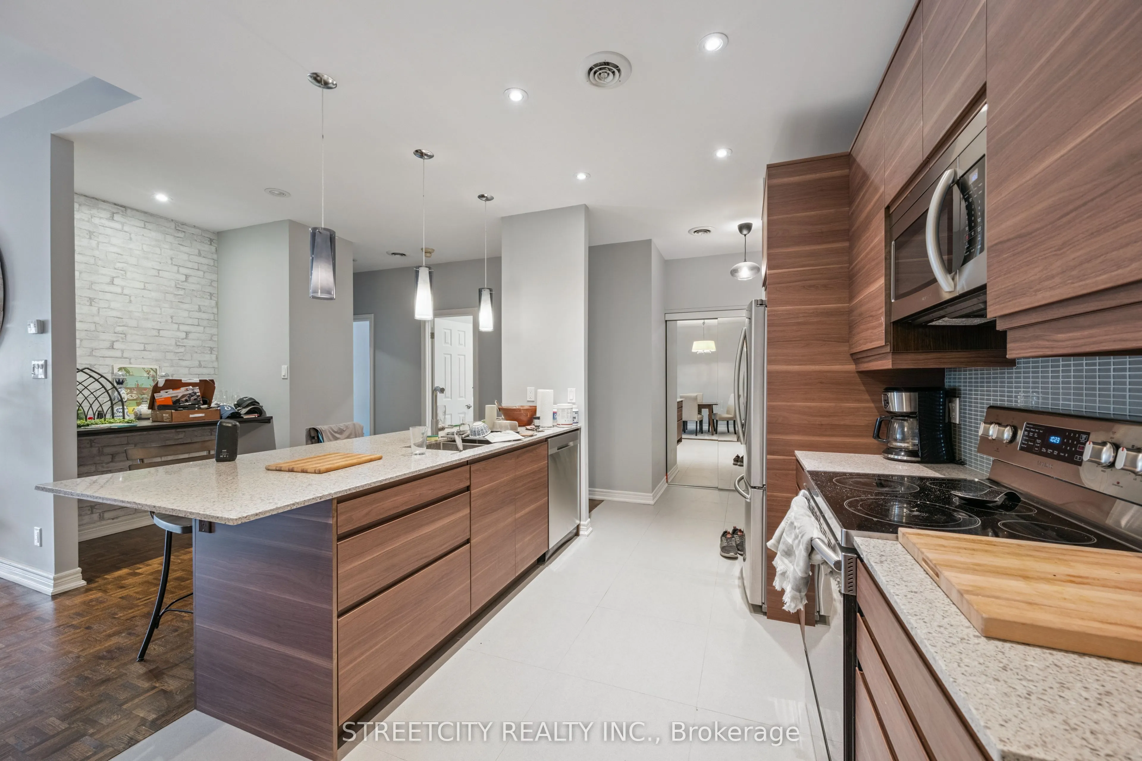 837 Dundas Street W