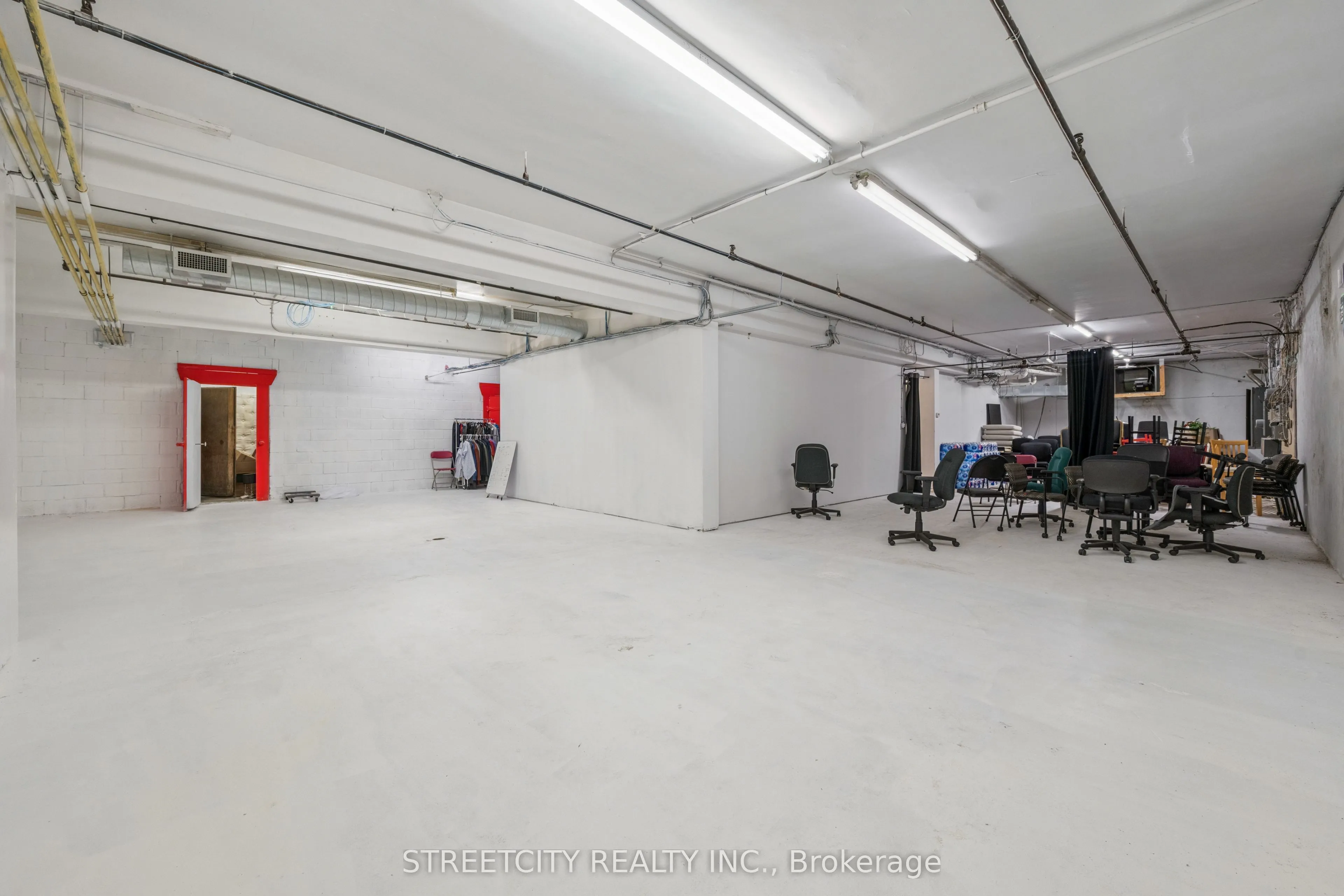 837 Dundas Street W