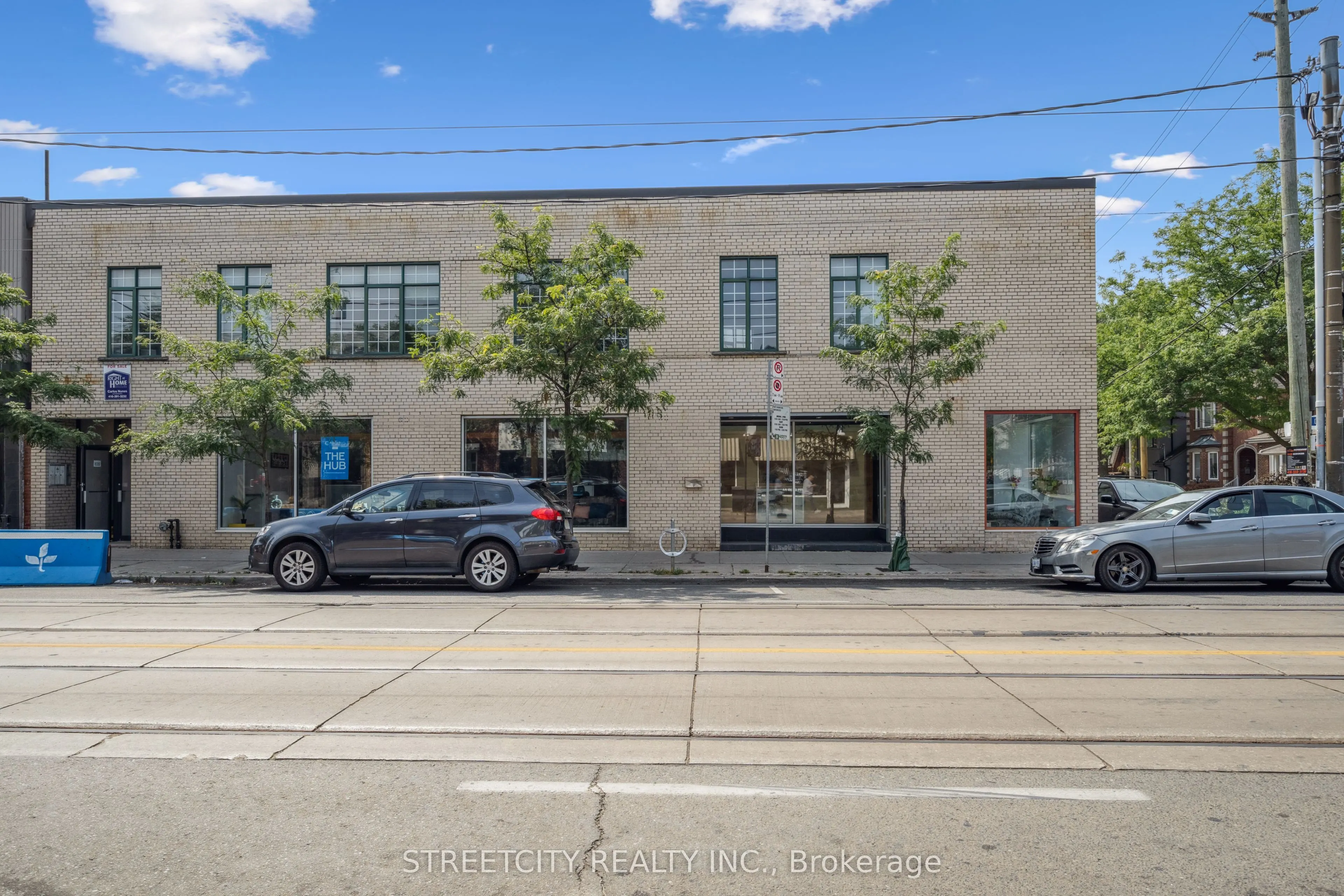 837 Dundas Street W