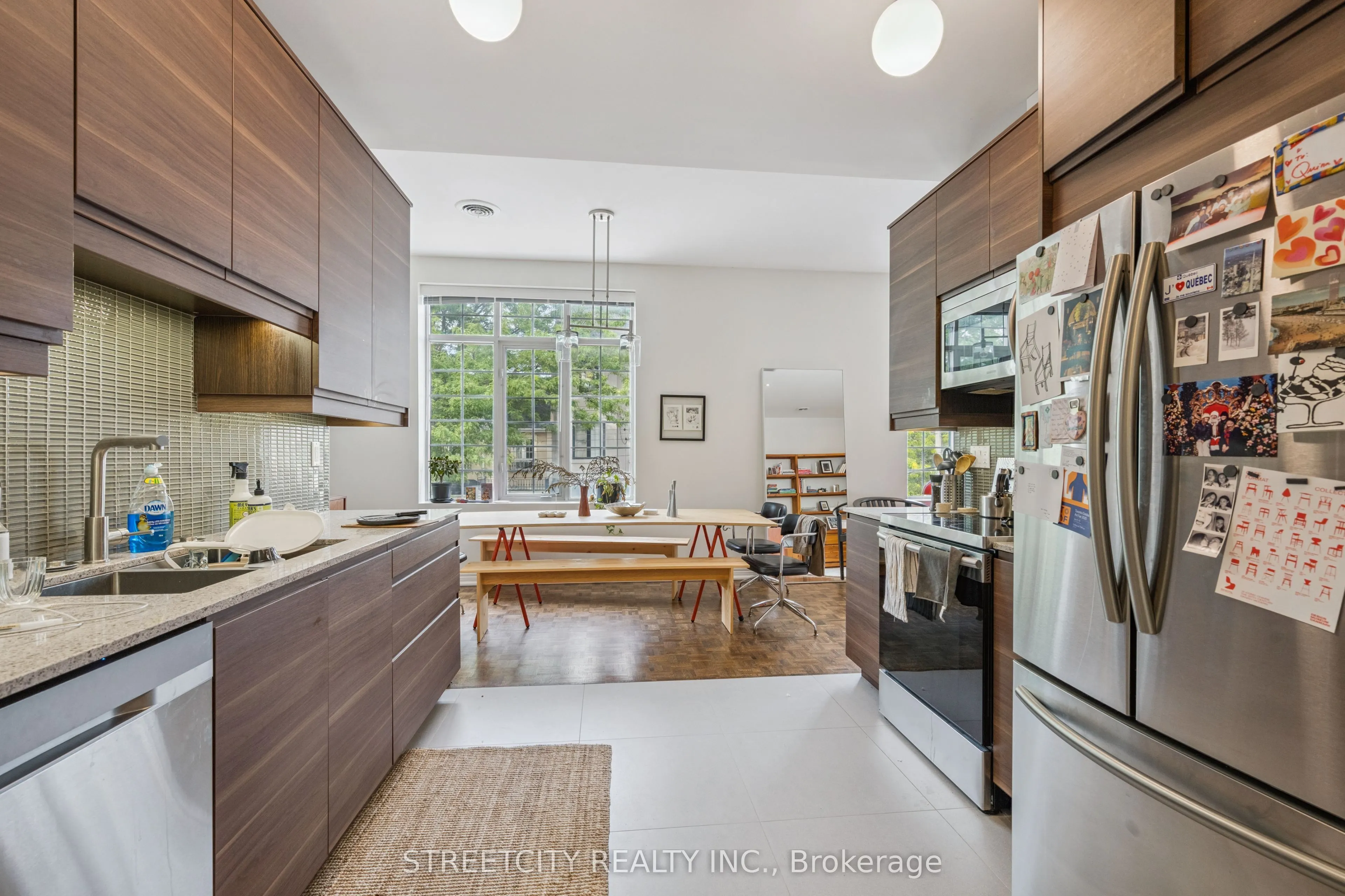 837 Dundas Street W