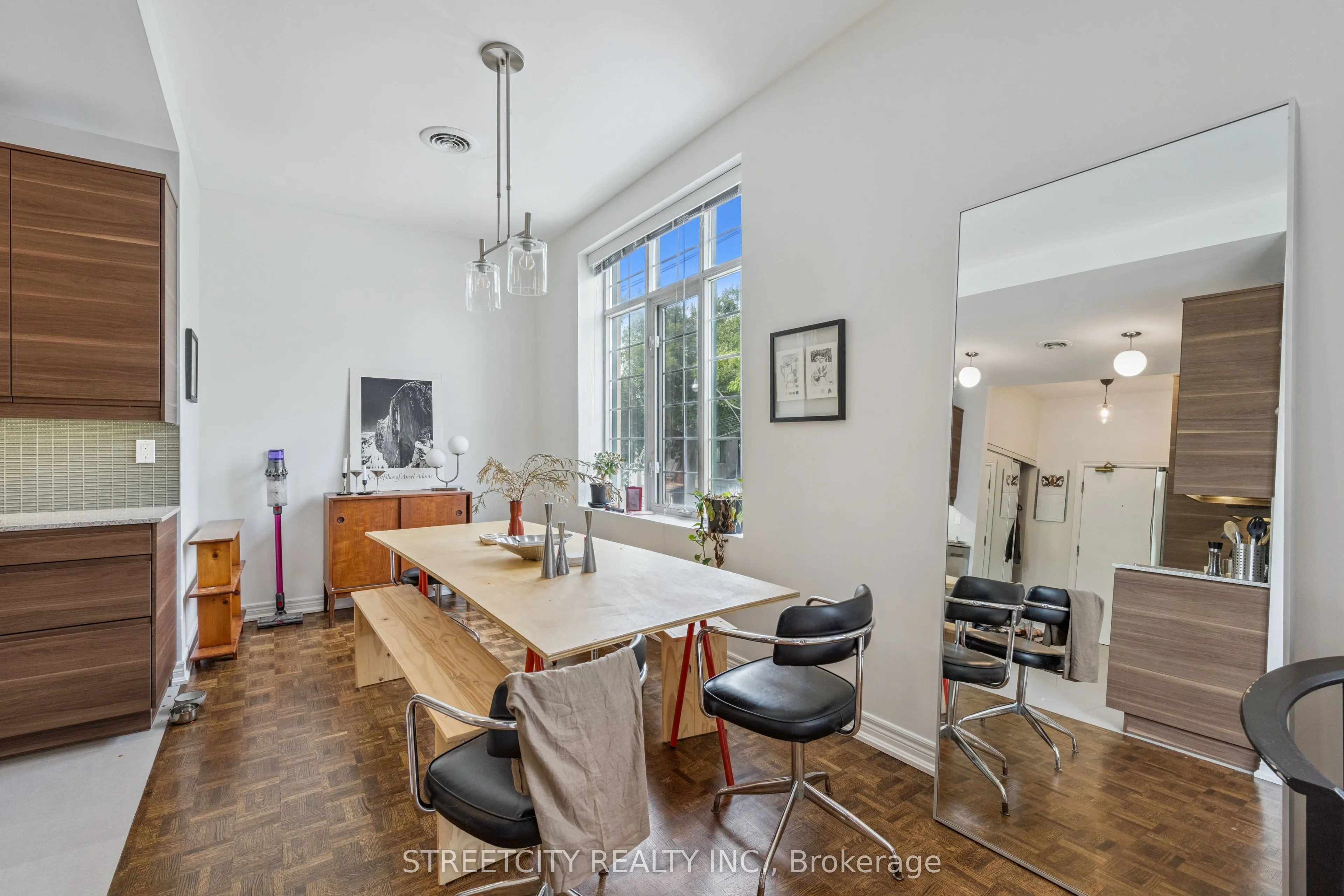 837 Dundas Street W