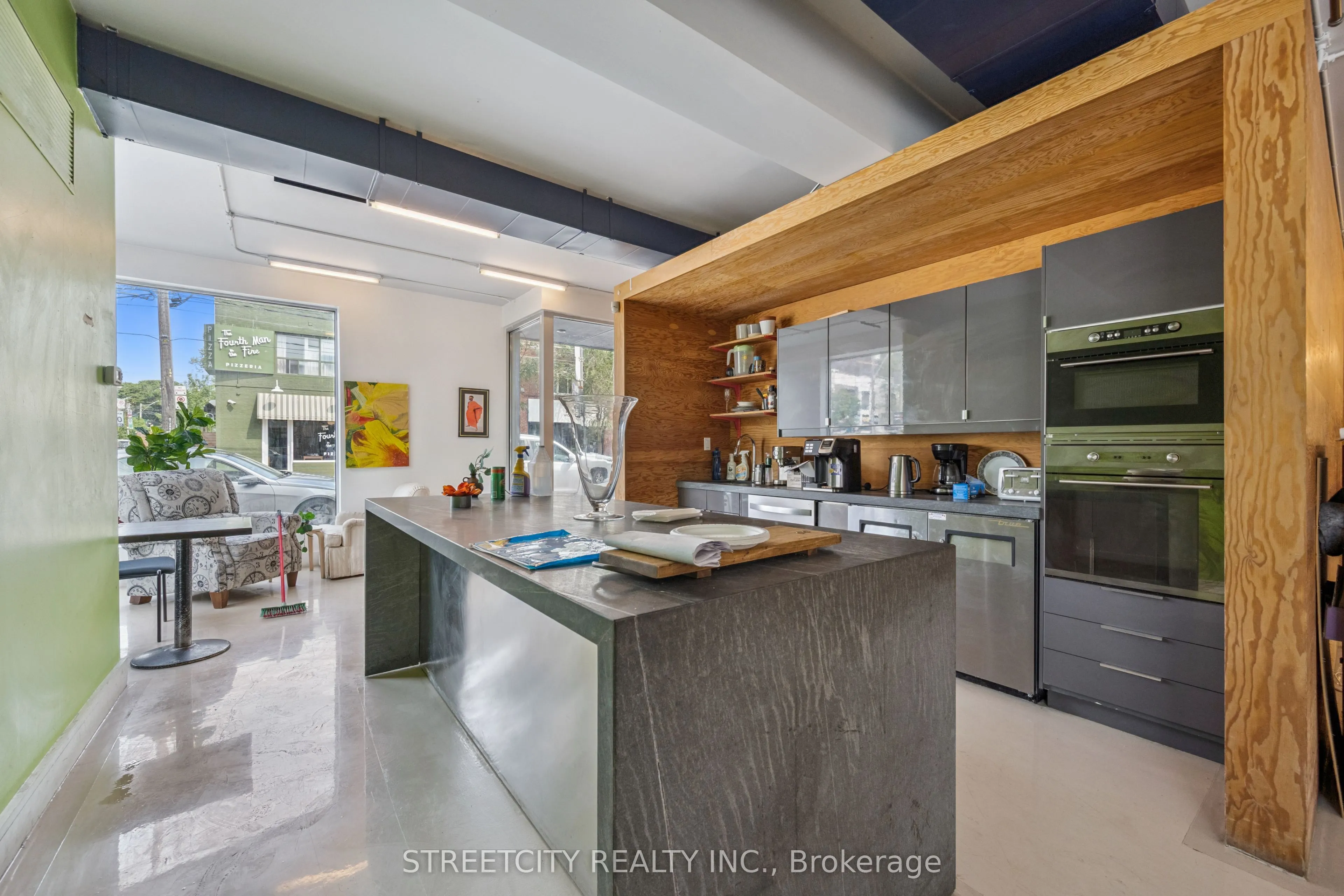 837 Dundas Street W