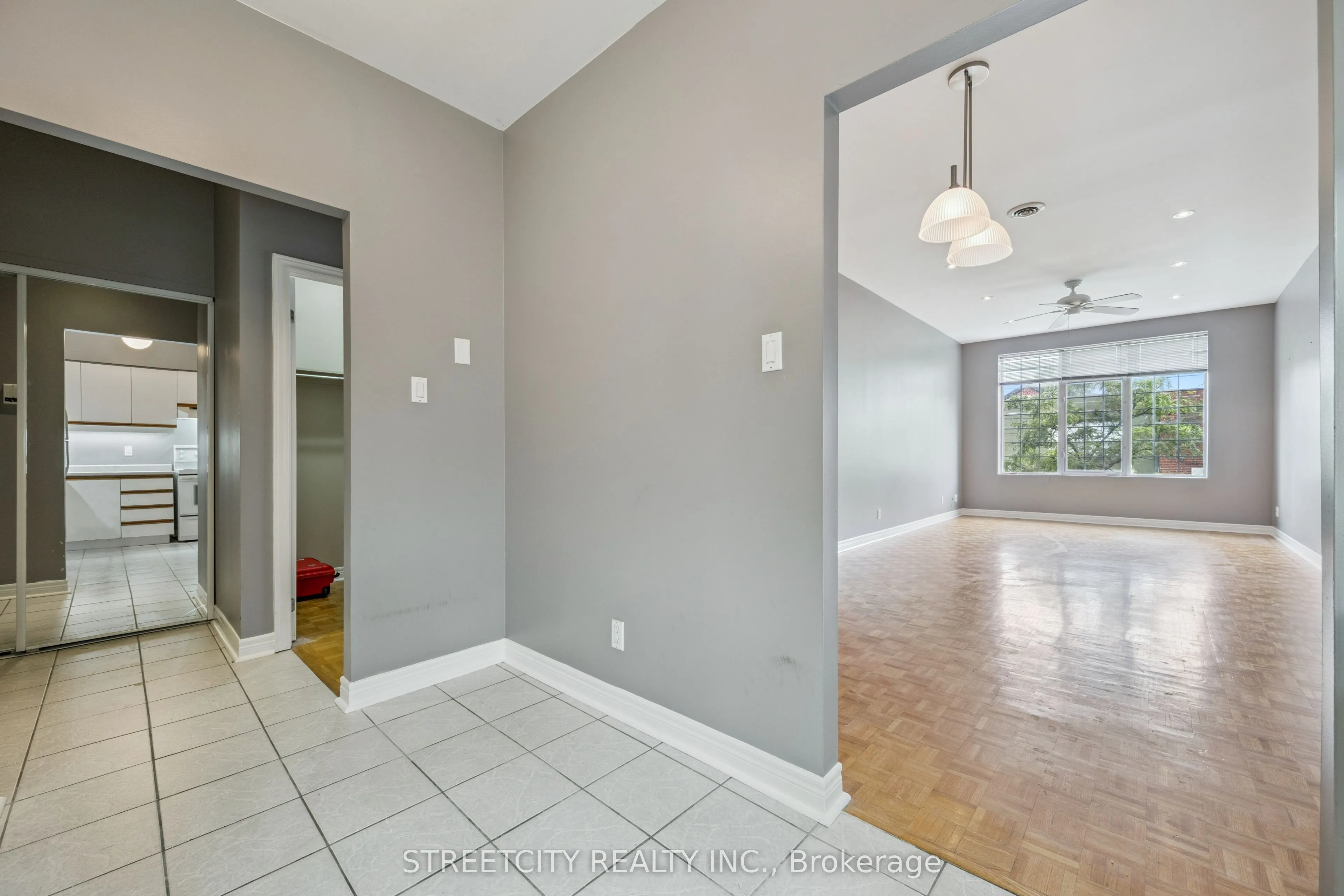 837 Dundas Street W