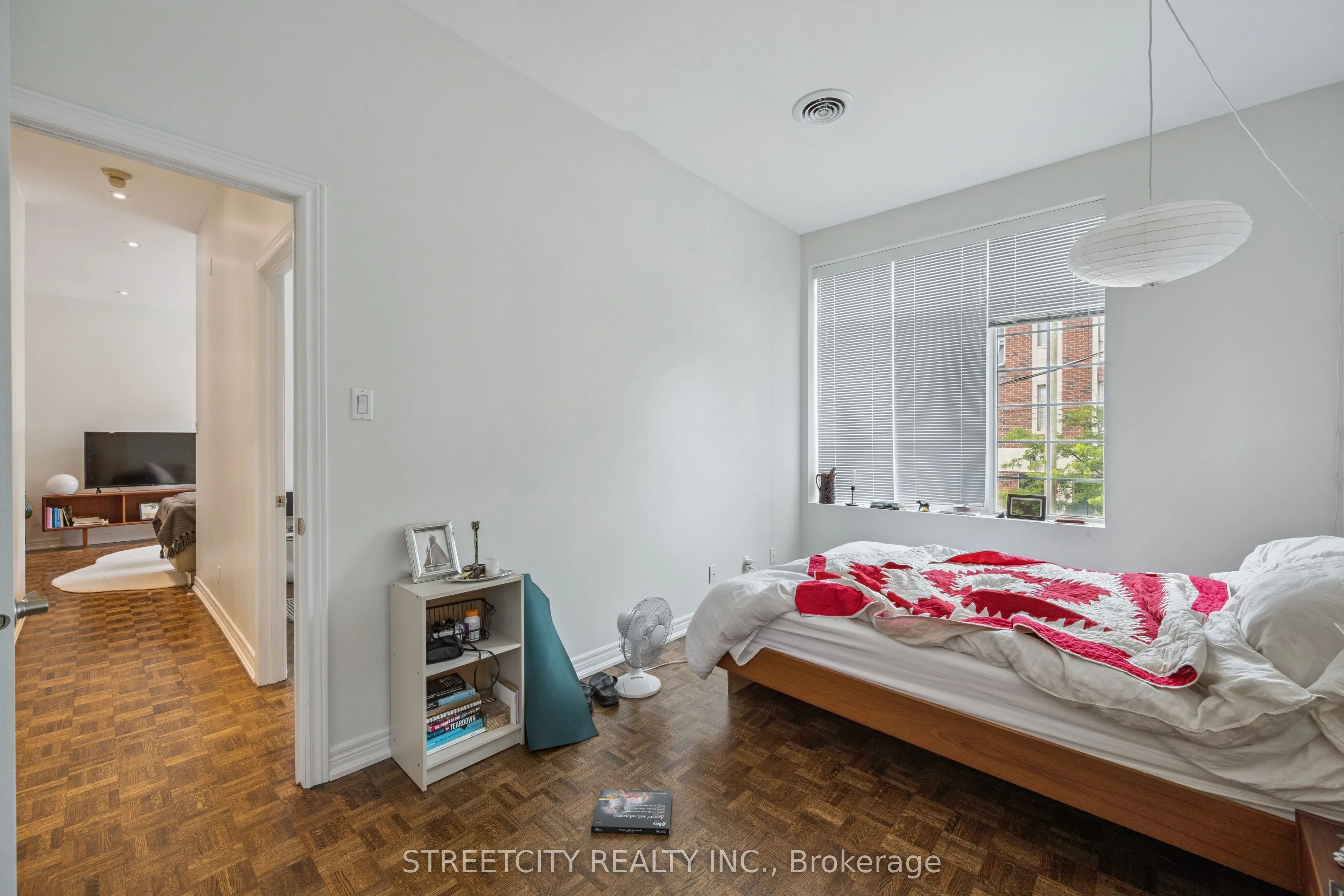 837 Dundas Street W