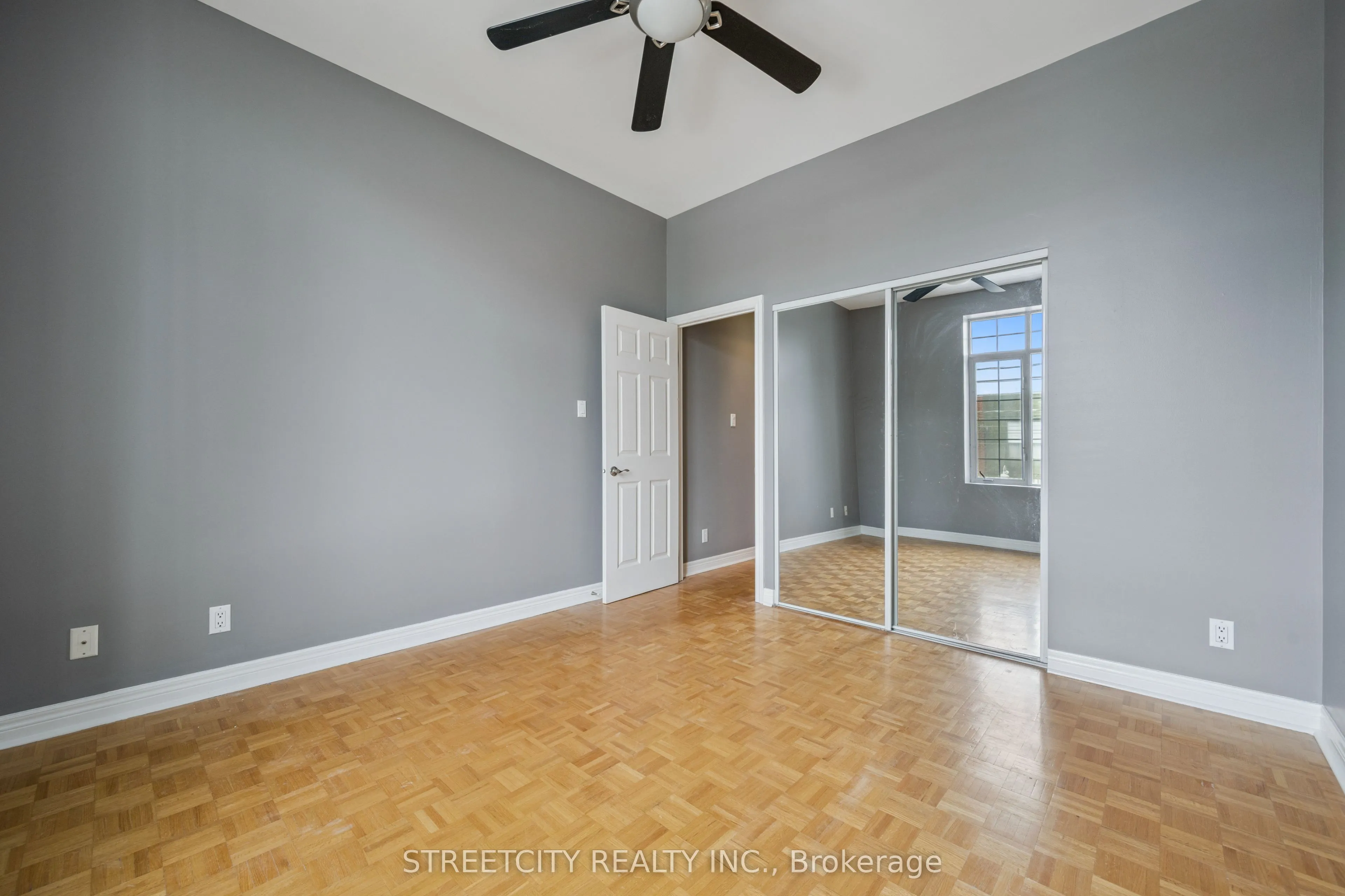 837 Dundas Street W