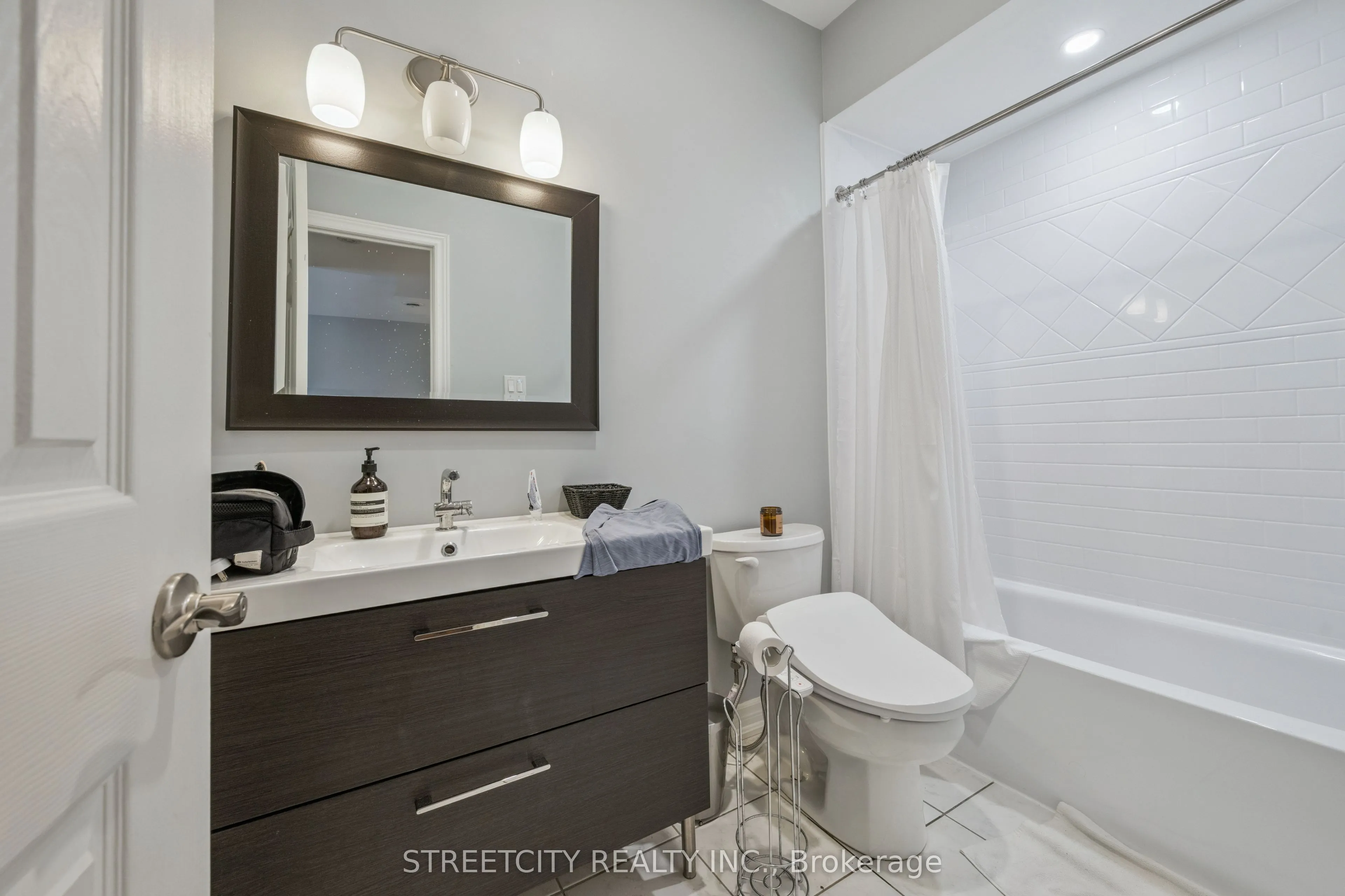 837 Dundas Street W