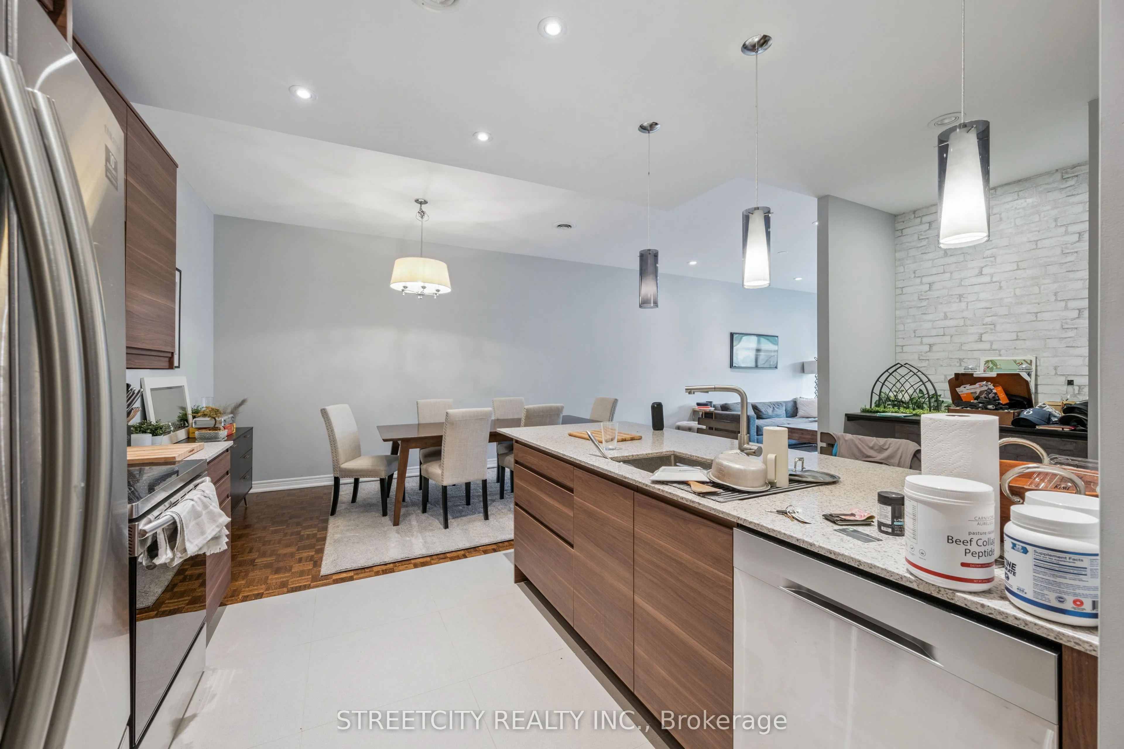 837 Dundas Street W