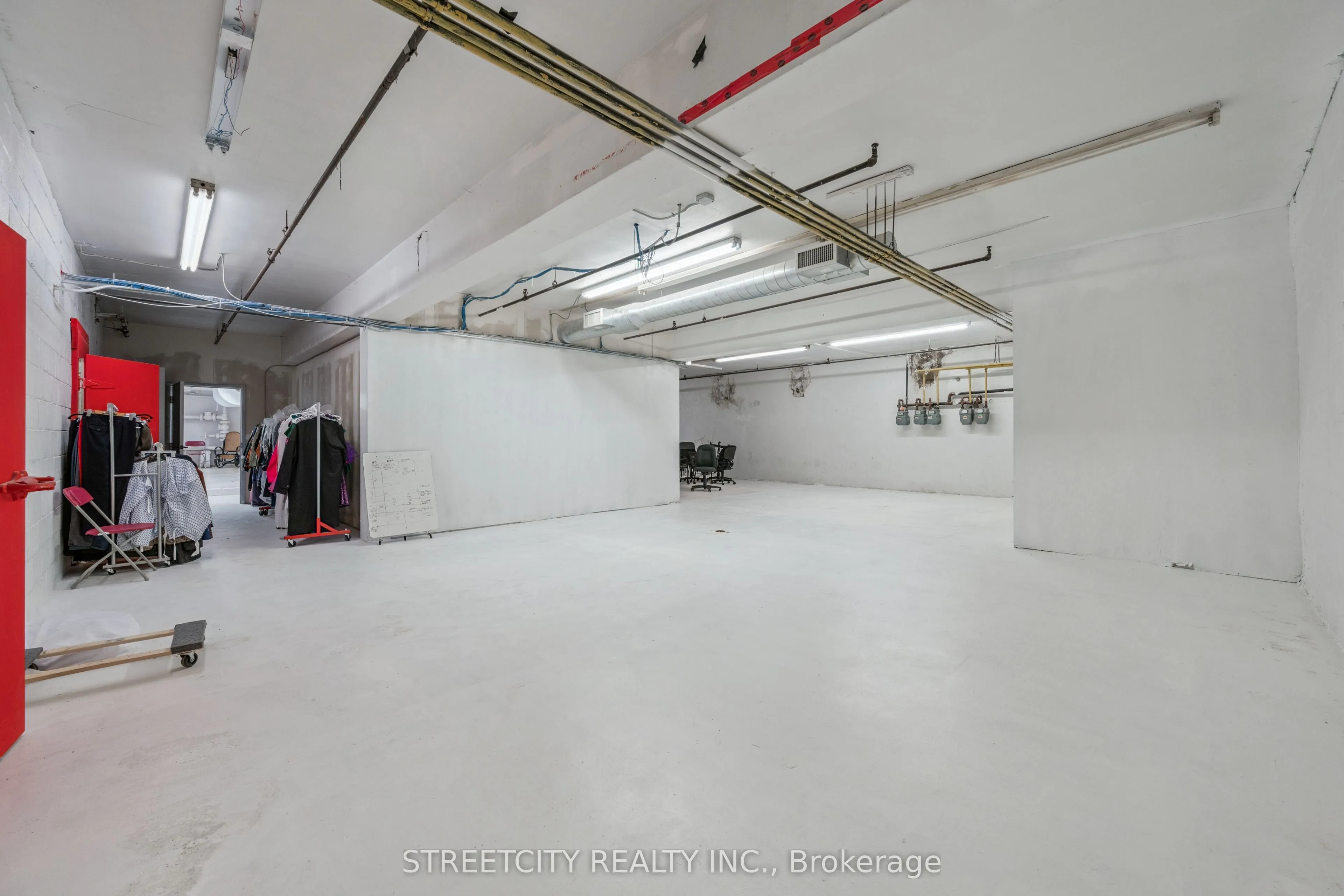 837 Dundas Street W