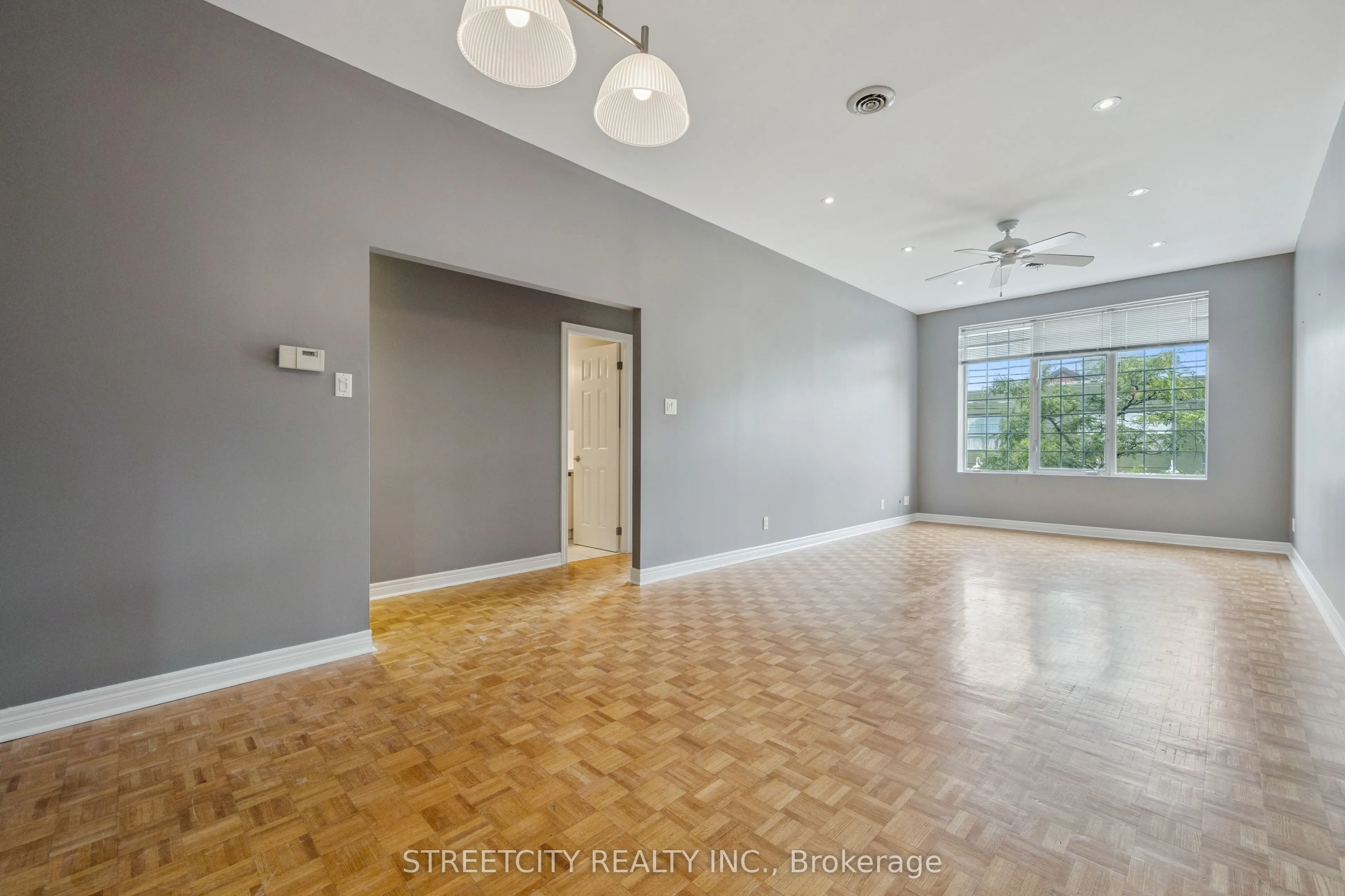 837 Dundas Street W