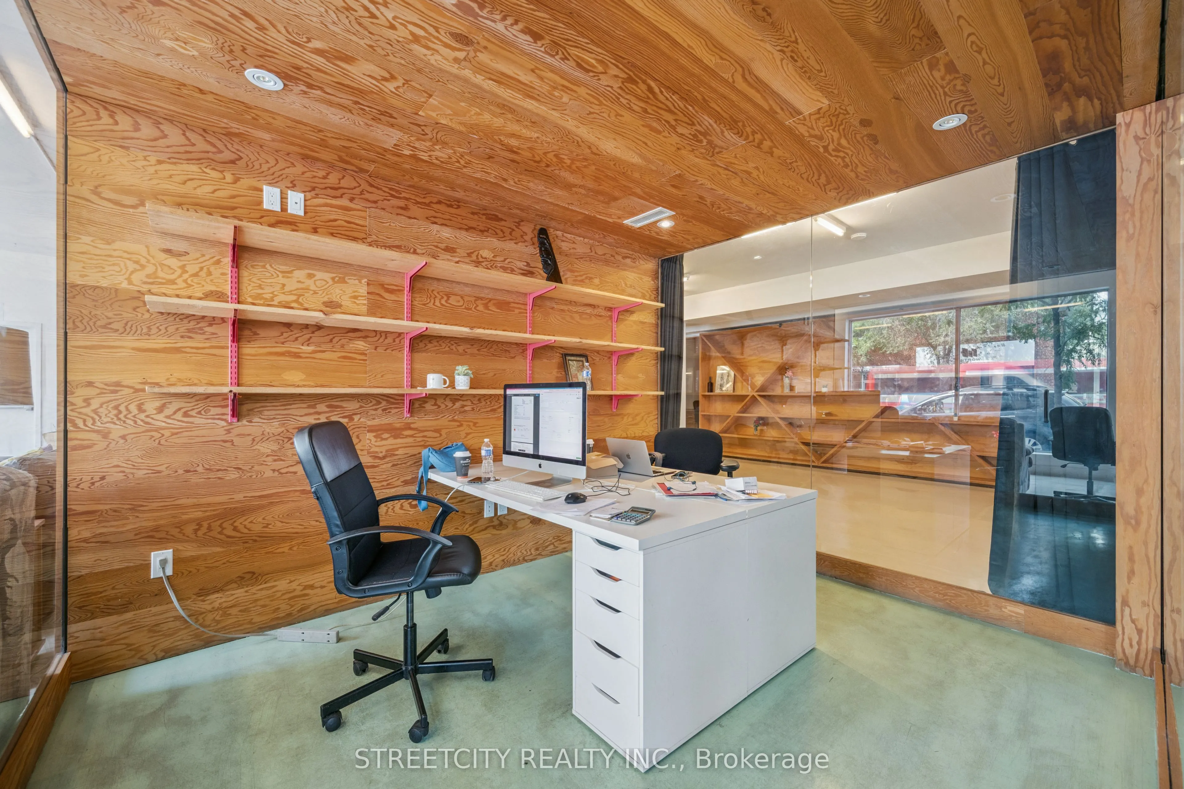 837 Dundas Street W