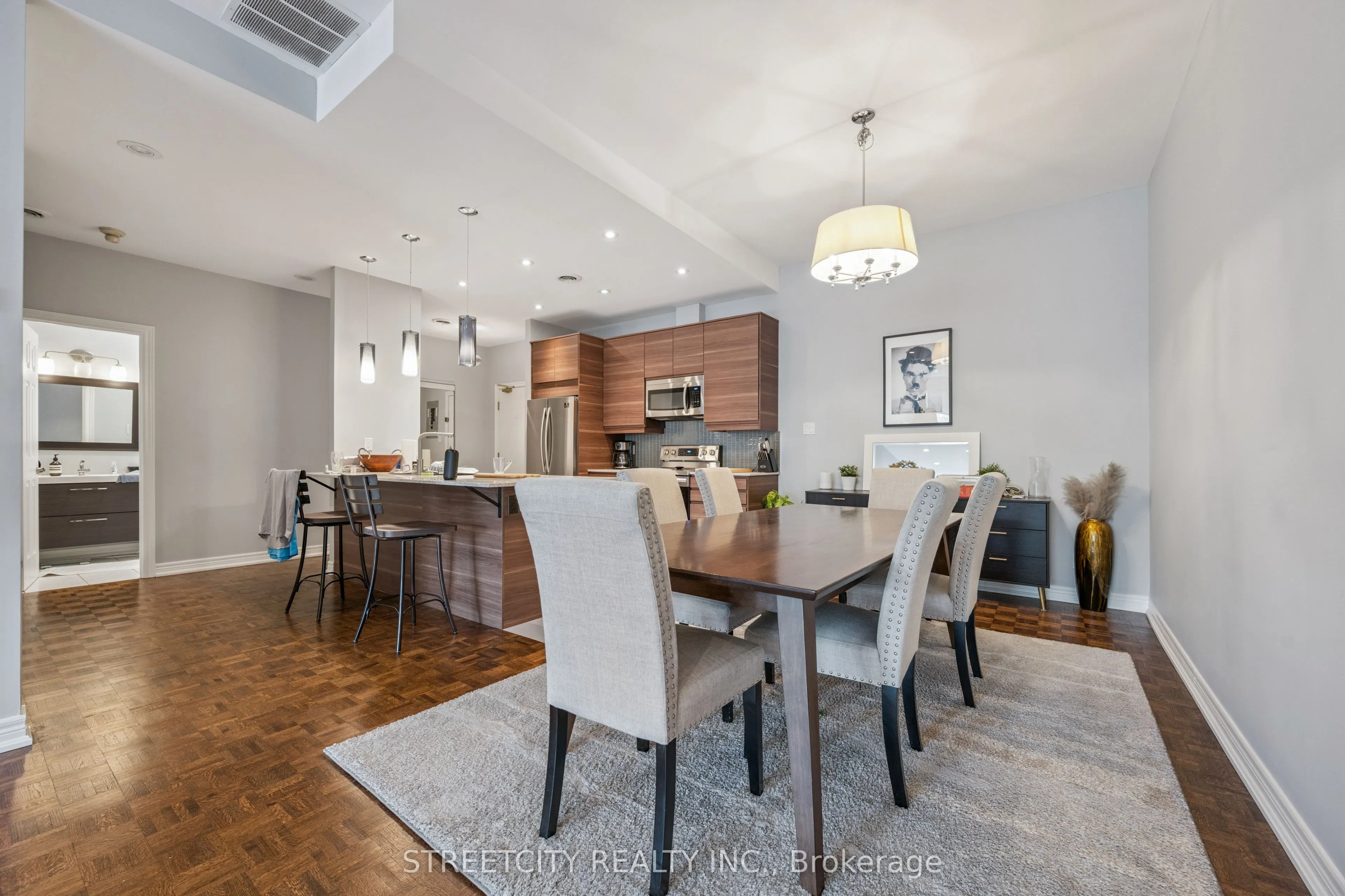 837 Dundas Street W