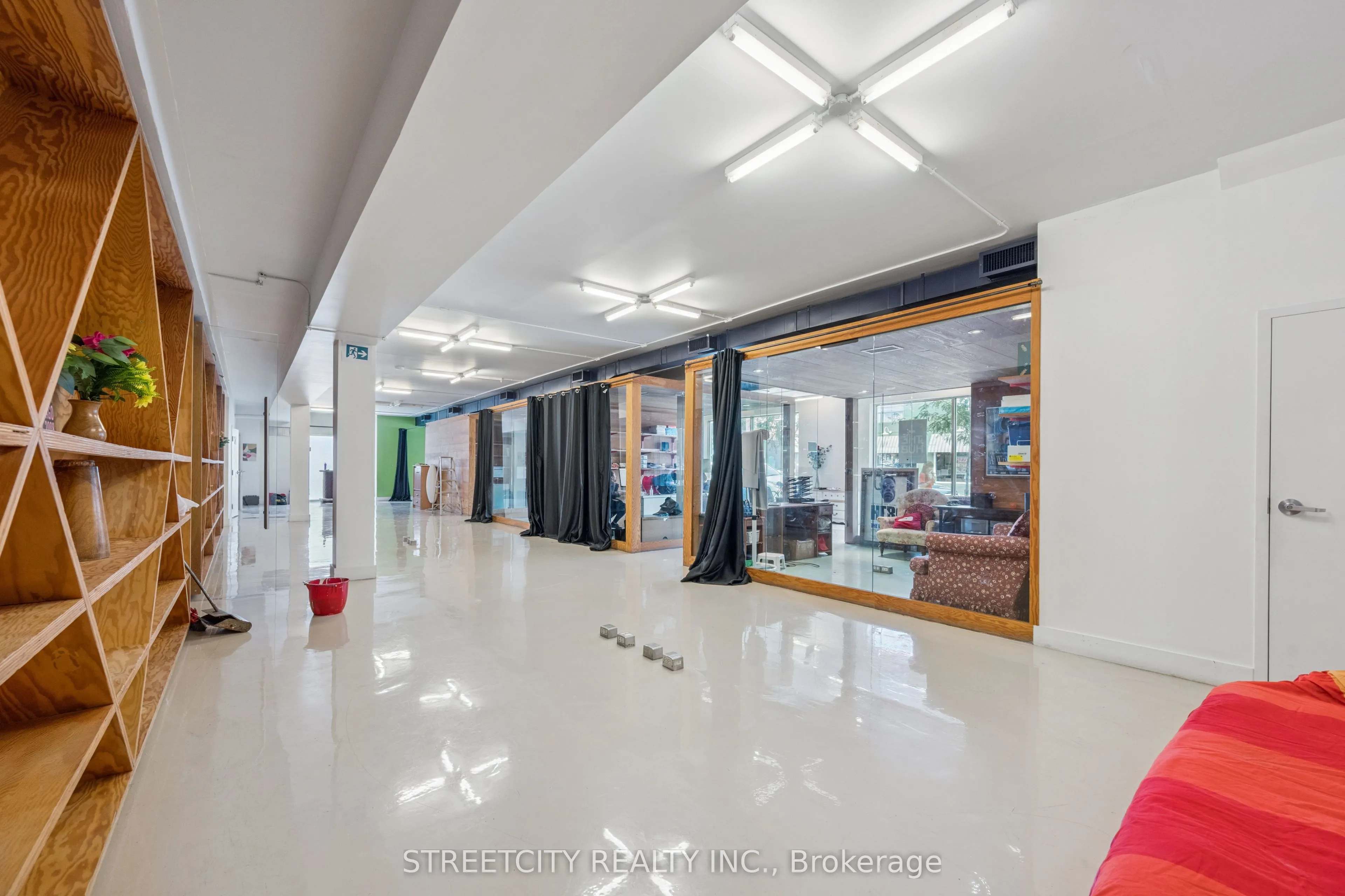 837 Dundas Street W