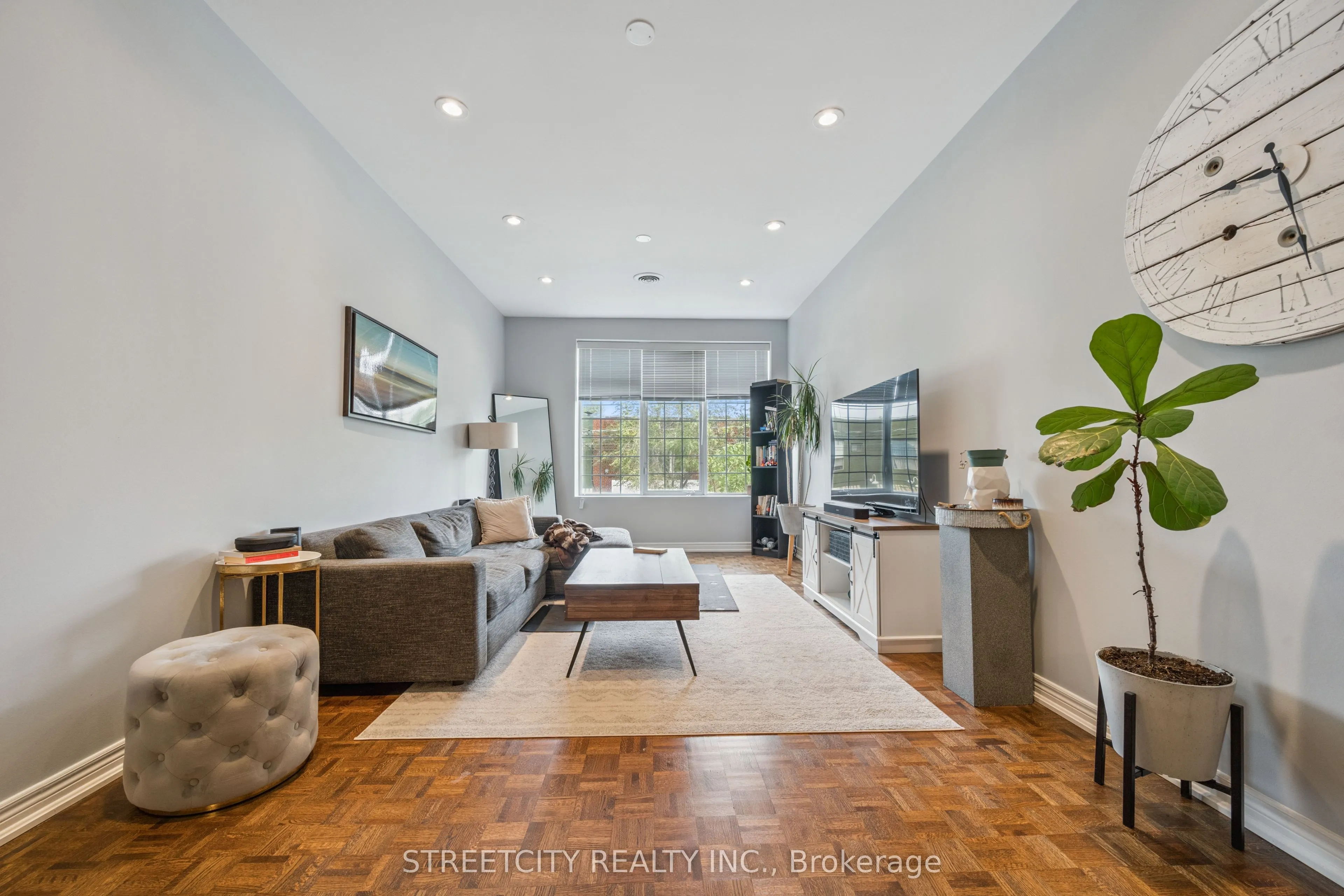837 Dundas Street W
