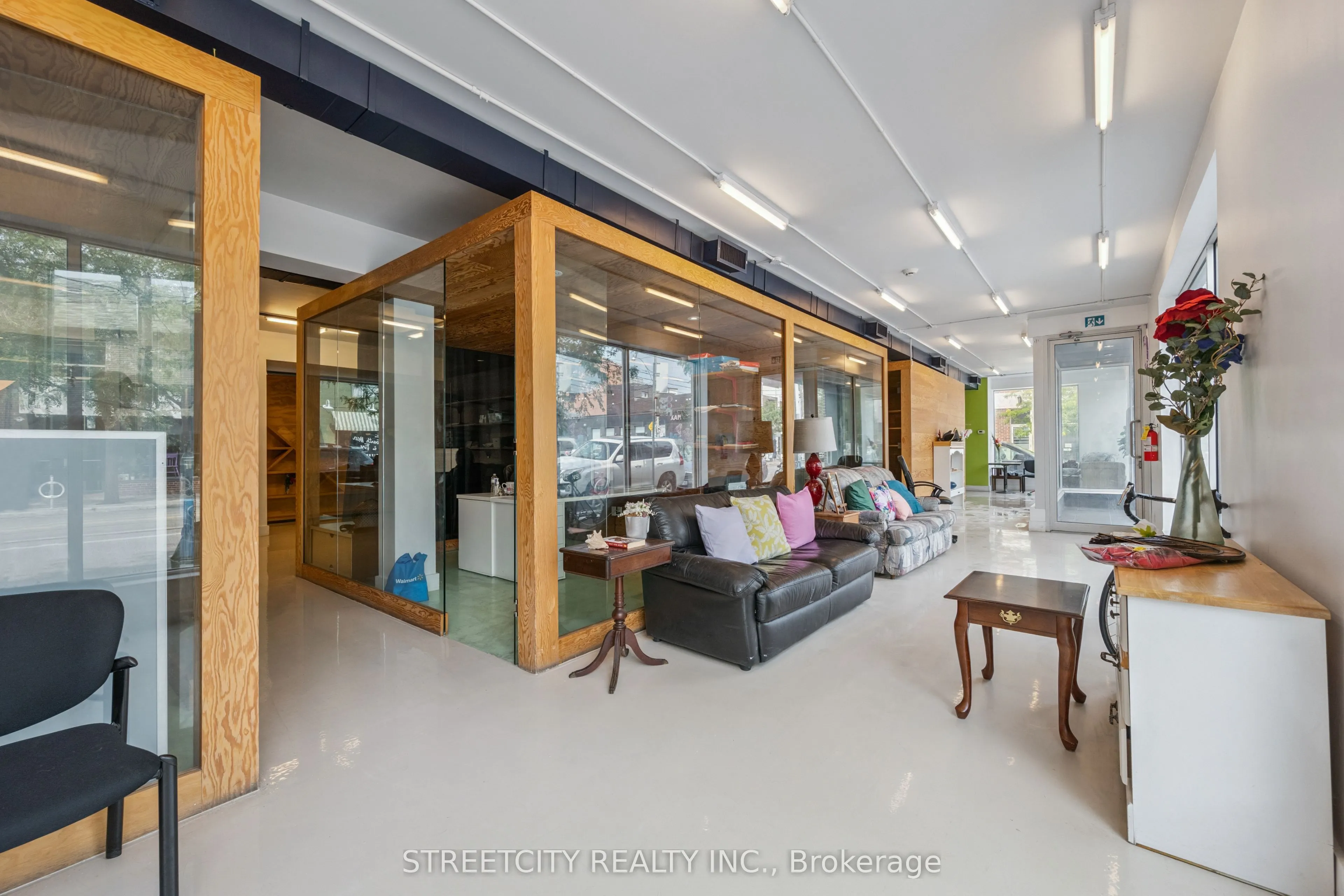 837 Dundas Street W