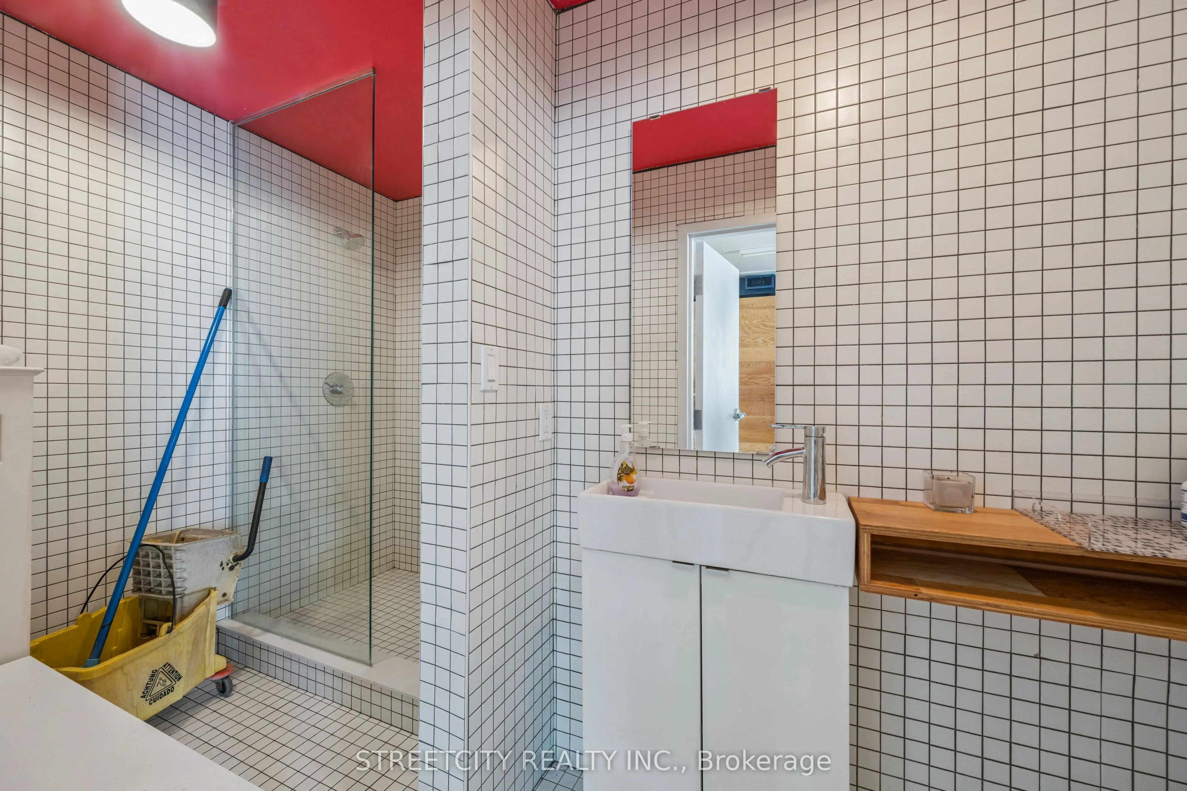 837 Dundas Street W