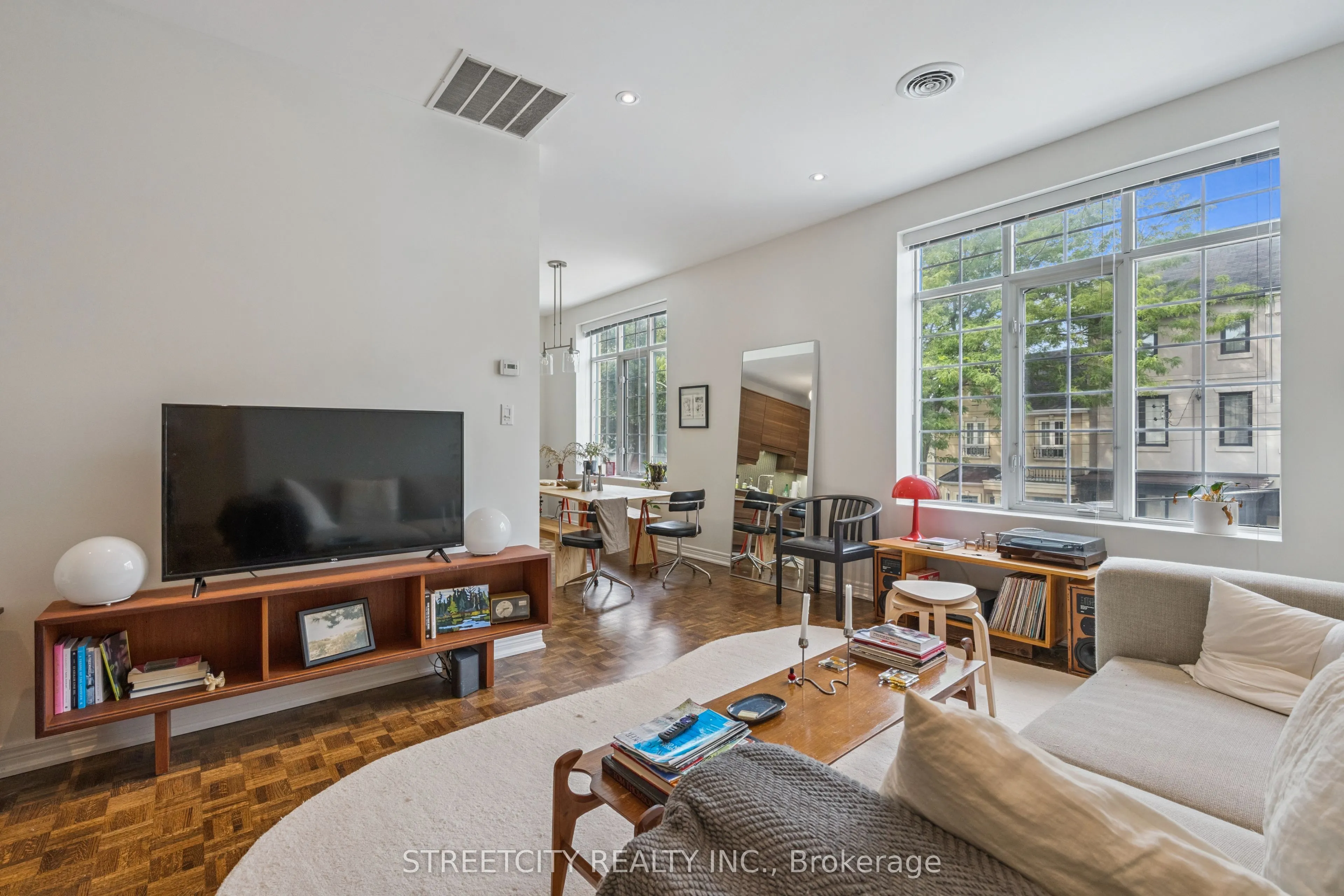837 Dundas Street W