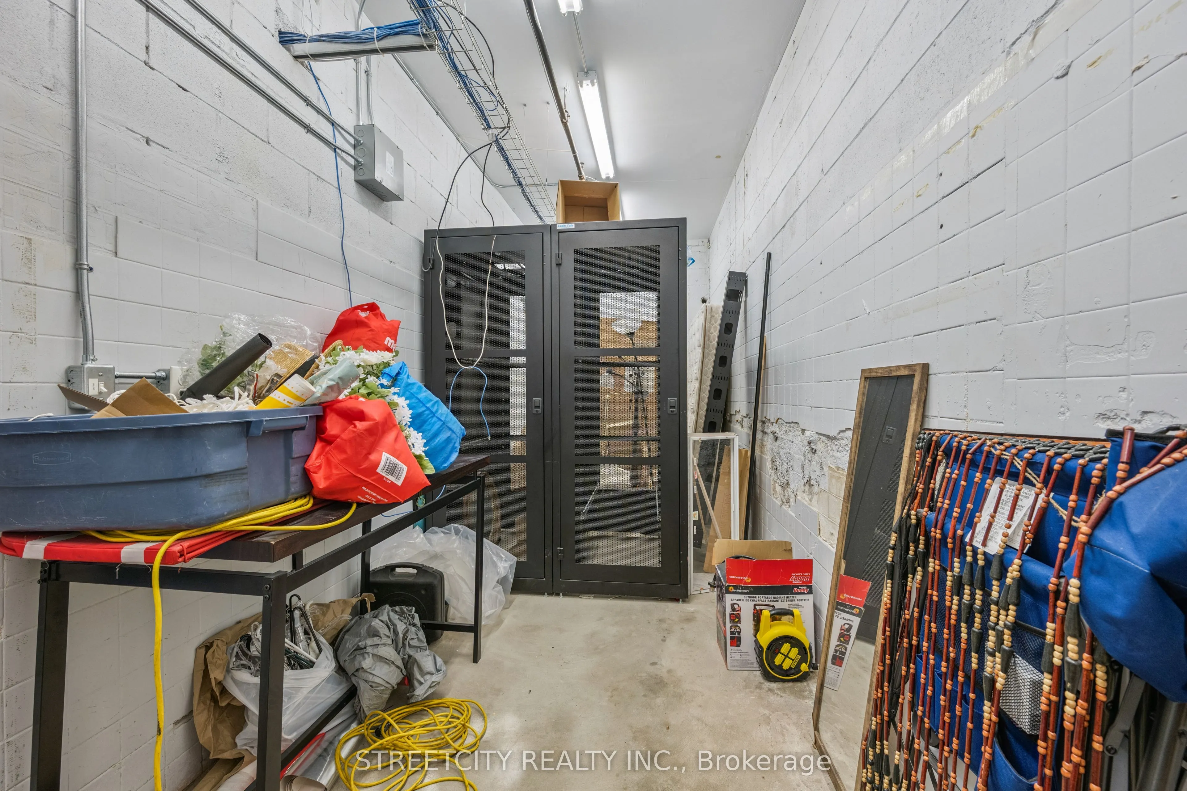 837 Dundas Street W