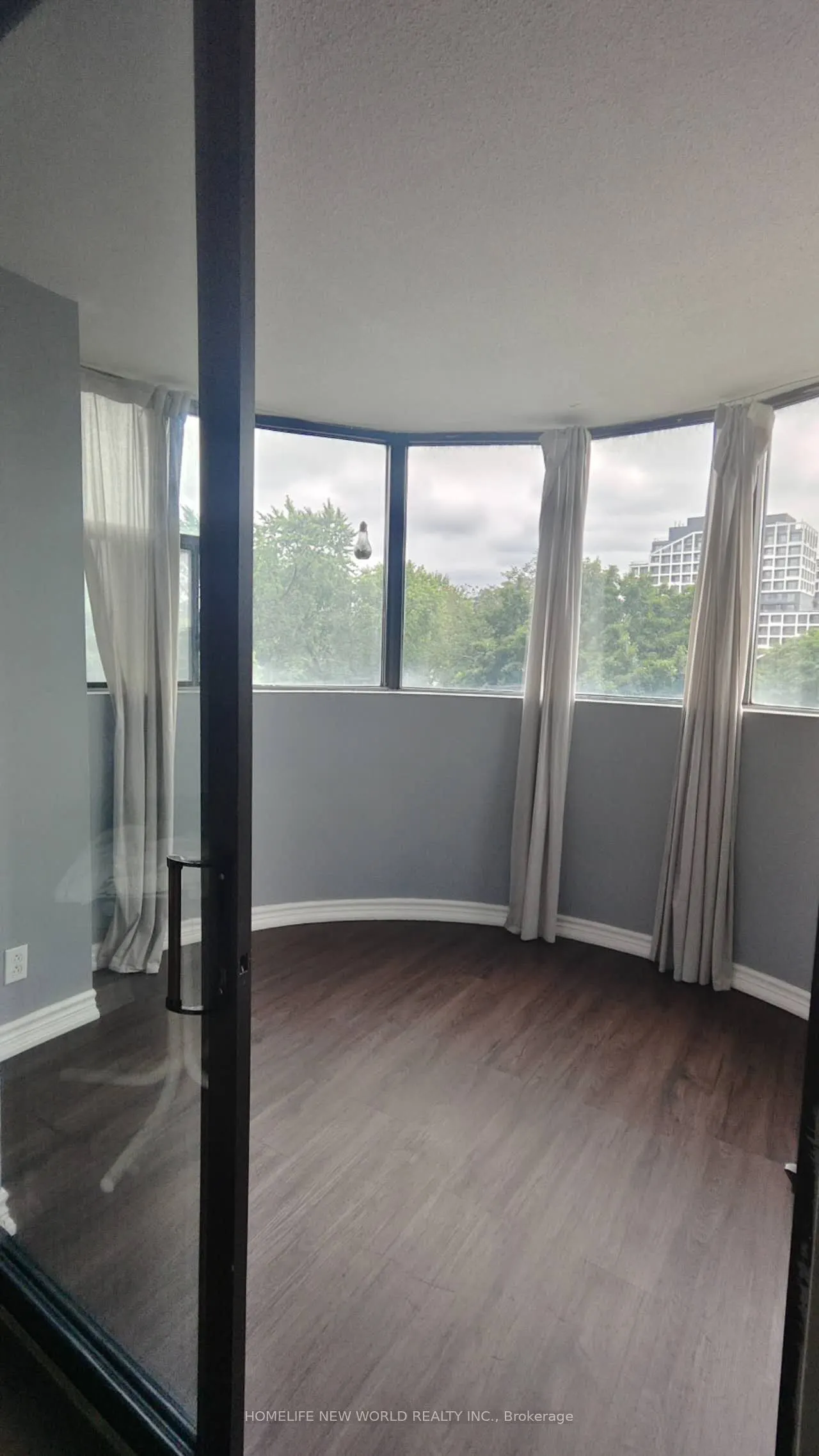 519 Dundas Street W, #401