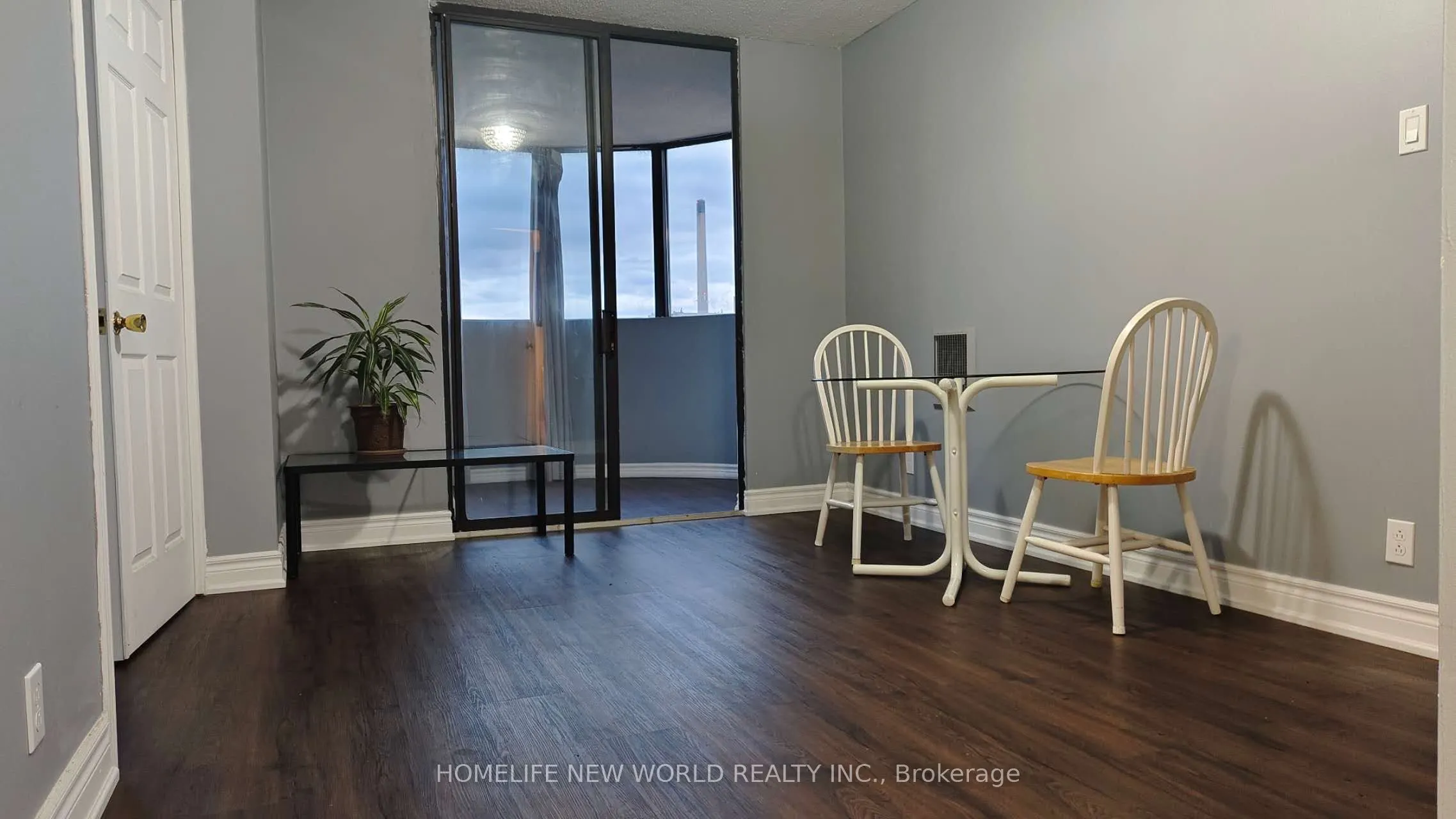 519 Dundas Street W, #401