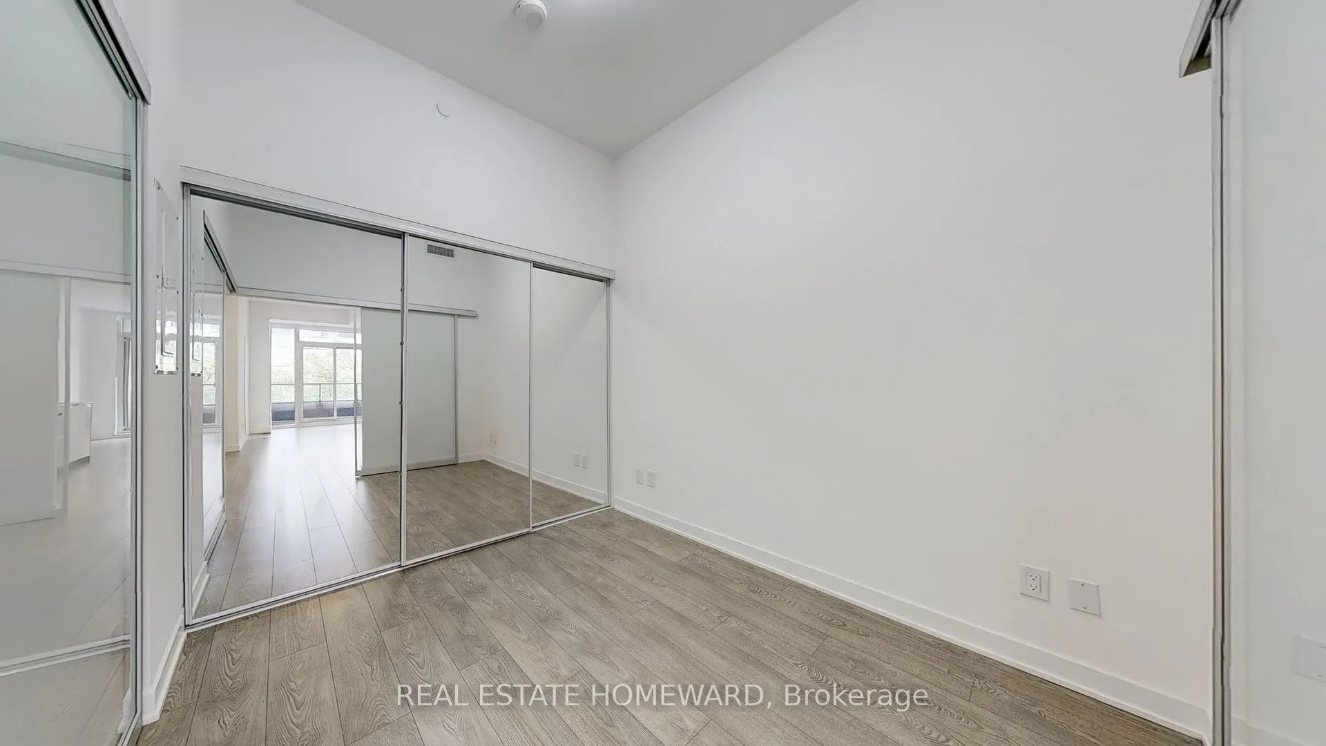 543 Richmond Street W, #208