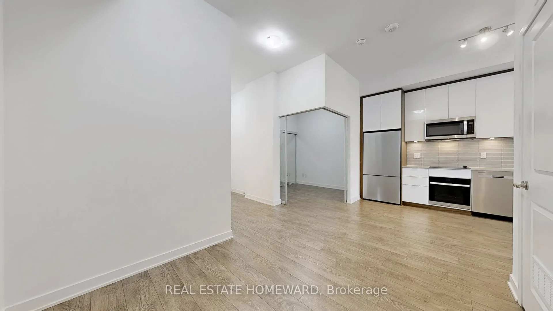 543 Richmond Street W, #208